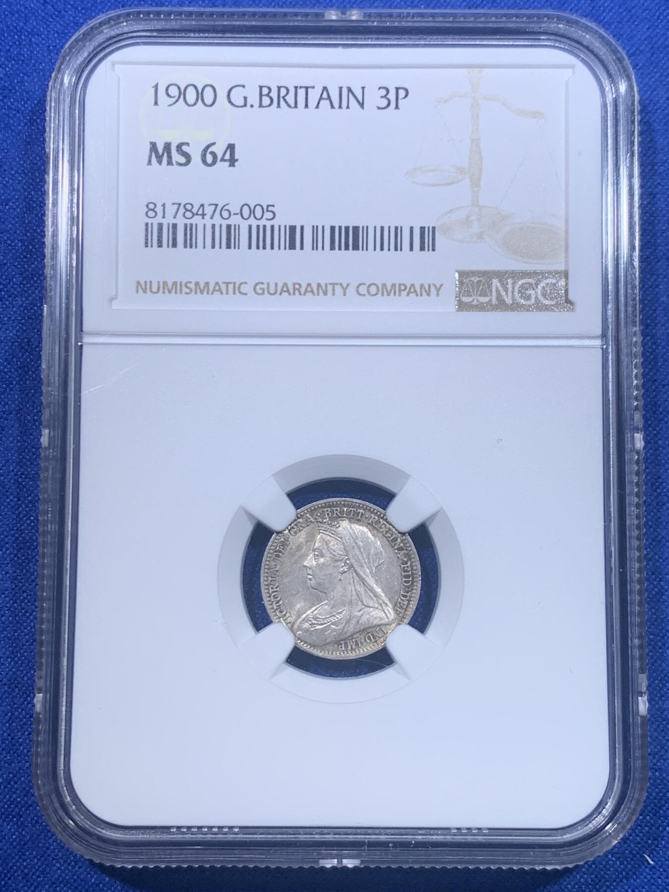 《竞宝斋》第277场- 周日，周一 2场连拍 （全场包邮） NGC MS64 英国1900年维多利亚女王3便士银币 流通版相较于濯足币要面对更多的流通考验，好品存世更加不易，正面略带镜面，非常漂亮的包浆。