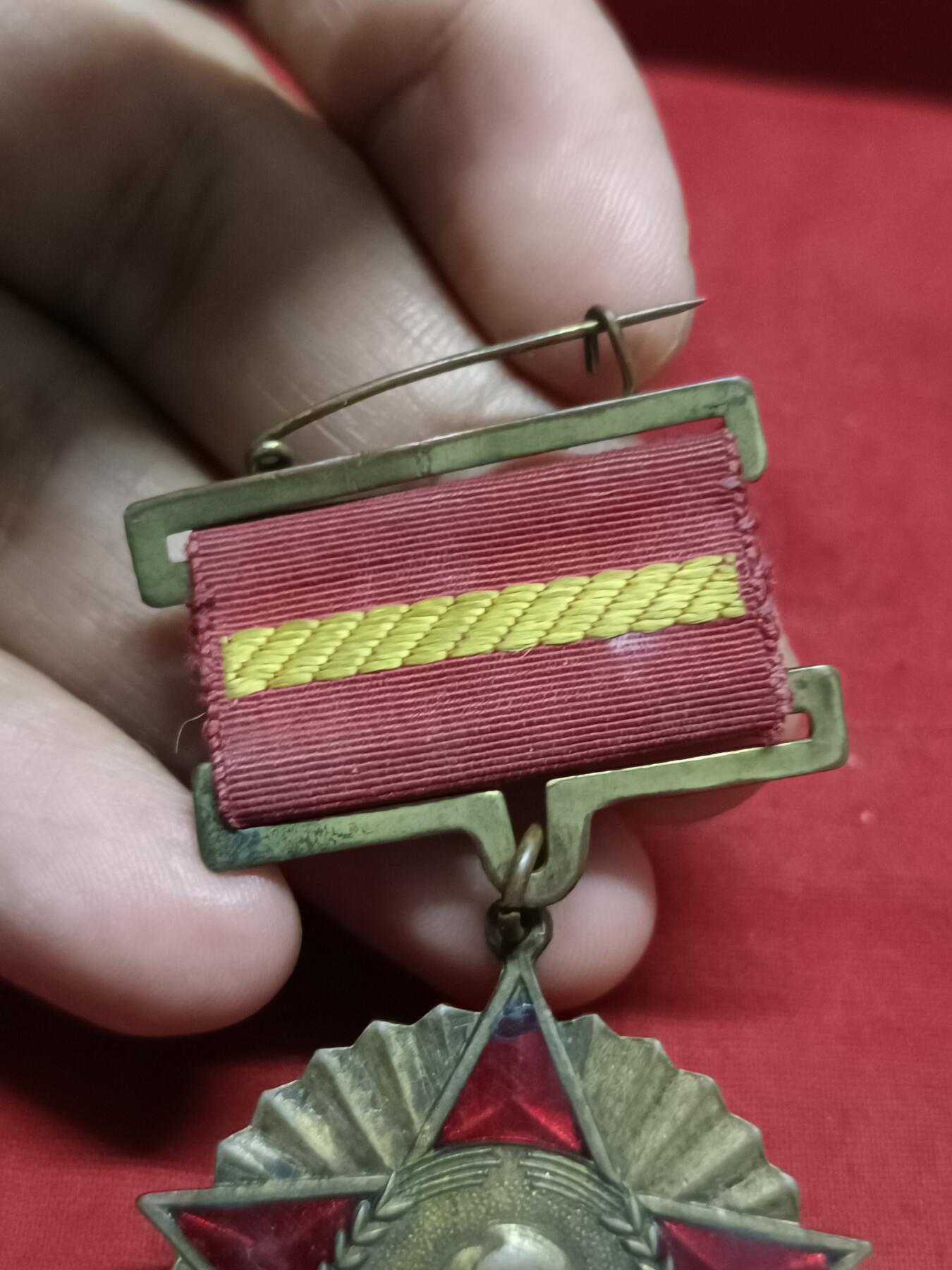 🇨🇳红色纪念～徽章专拍 1951年毛头像纪念章