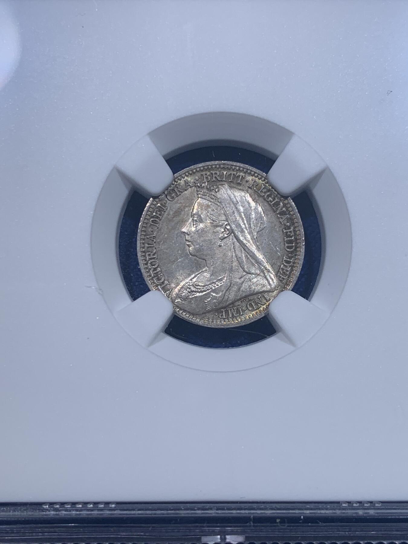 《竞宝斋》第277场- 周日，周一 2场连拍 （全场包邮） NGC MS64 英国1900年维多利亚女王3便士银币 流通版相较于濯足币要面对更多的流通考验，好品存世更加不易，正面略带镜面，非常漂亮的包浆。