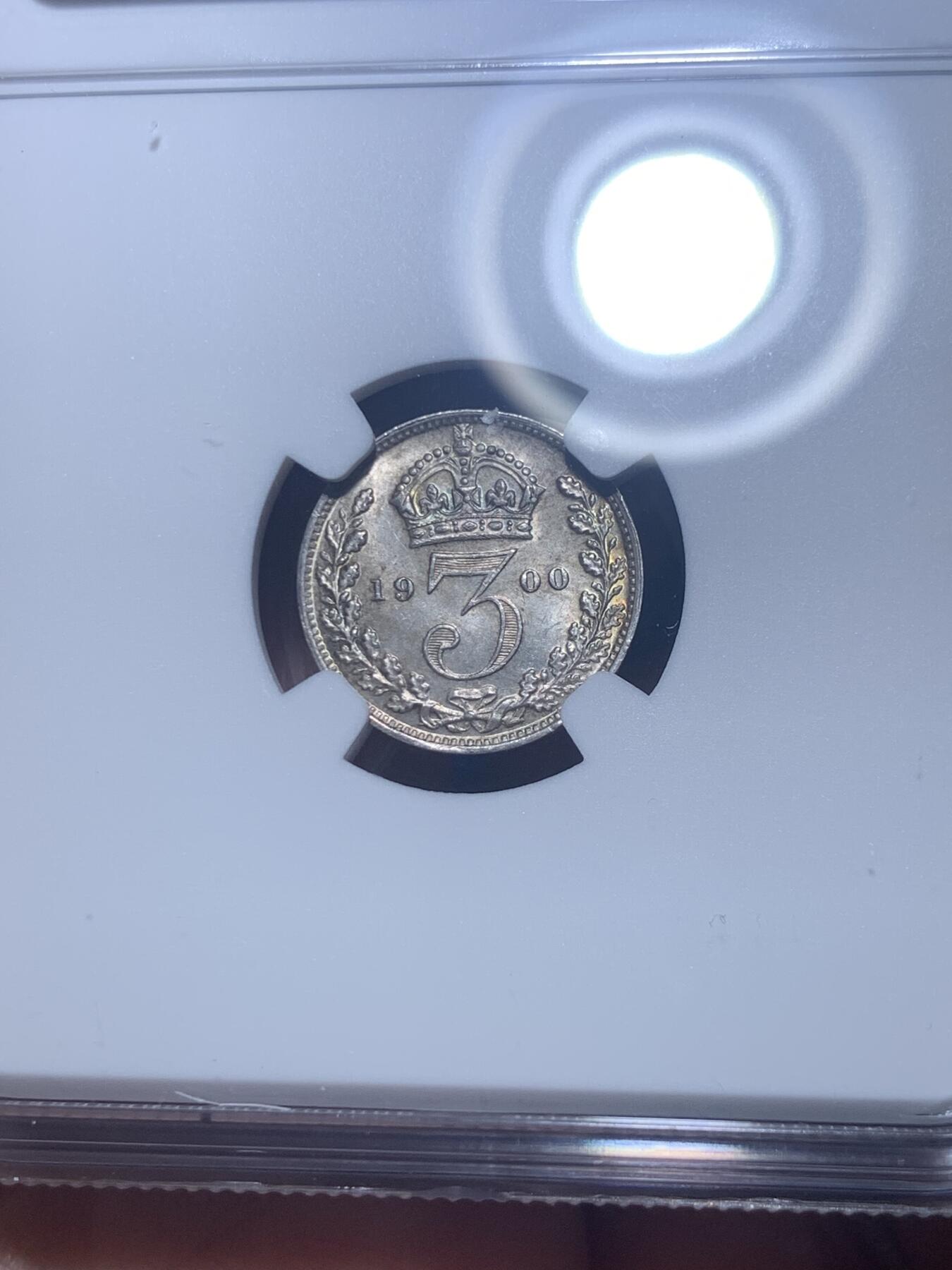 《竞宝斋》第277场- 周日，周一 2场连拍 （全场包邮） NGC MS64 英国1900年维多利亚女王3便士银币 流通版相较于濯足币要面对更多的流通考验，好品存世更加不易，正面略带镜面，非常漂亮的包浆。