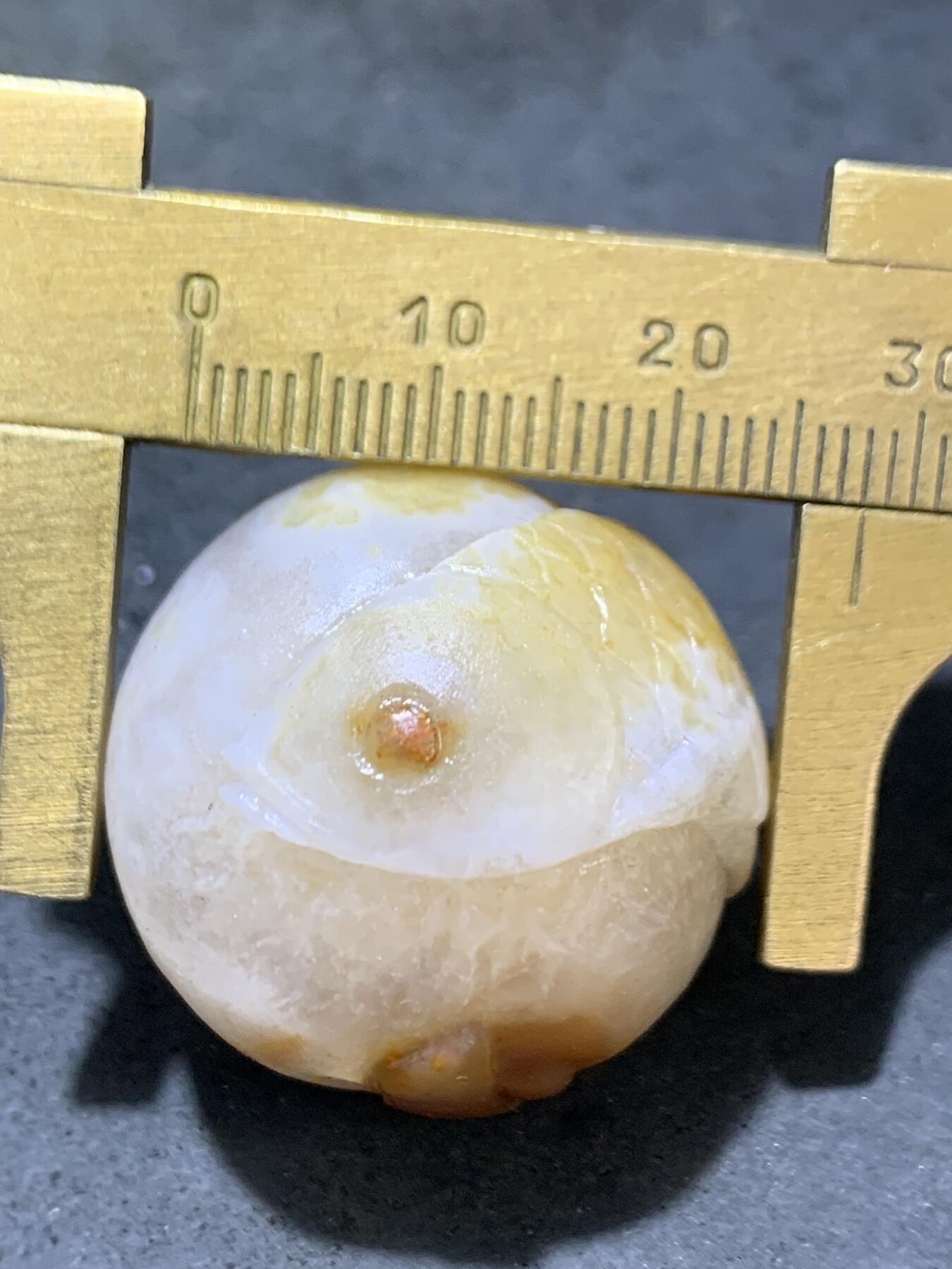精美冰飘亚光战国红玛瑙手工俏色巧雕龙鱼元宝随形珠一个