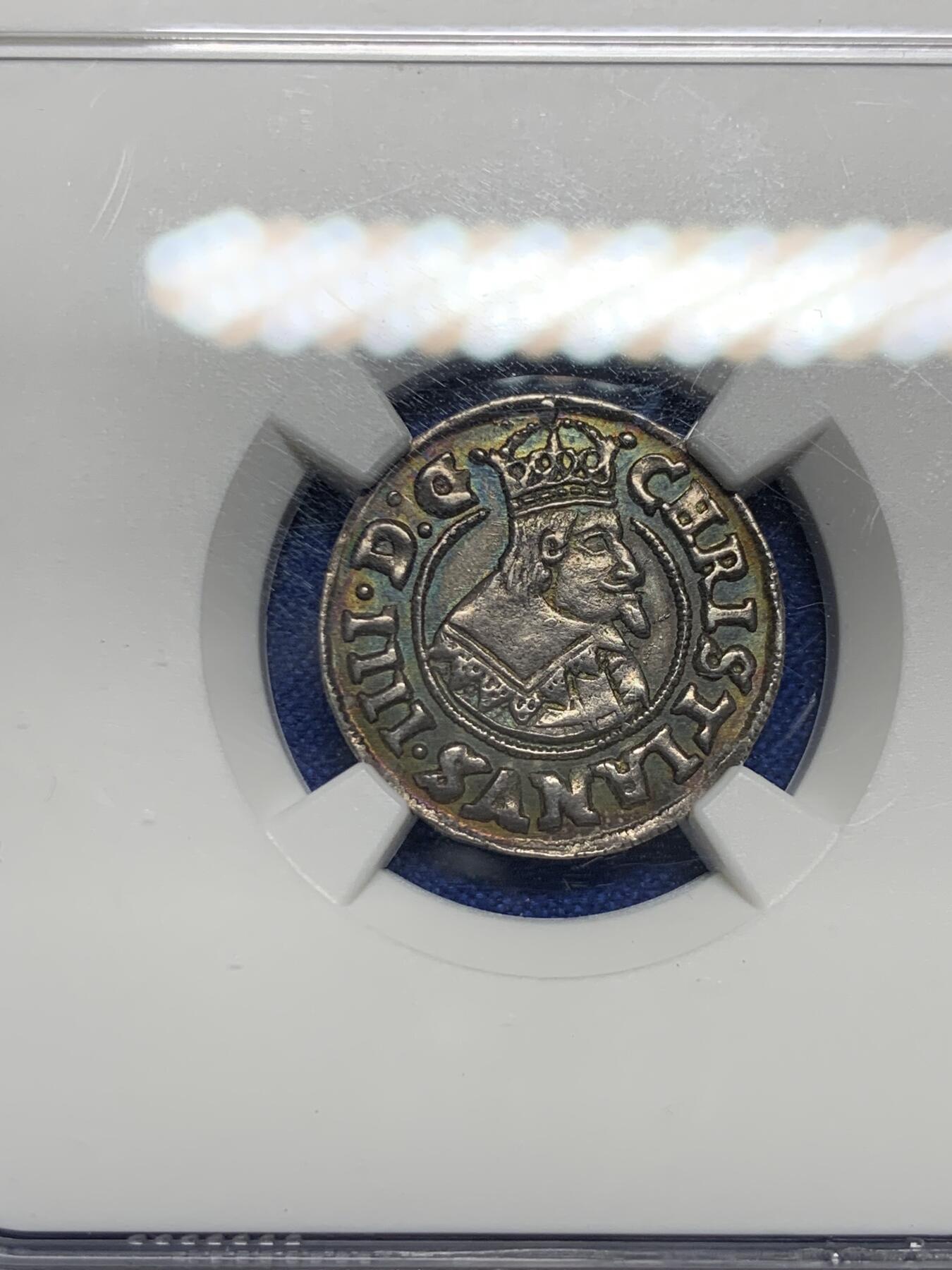 《竞宝斋》第277场- 周日，周一 2场连拍 （全场包邮） 稀缺 NGC MS62 丹麦 1643 1/16SD银币1617年丹麦国王克里斯蒂安四世（Christian IV)在易北河边建立了小城Glückstadt(中文名“格吕克斯塔特”）。城名在德文中意为“幸福城”。克里斯蒂安国王说，“这里应该幸福，也必须幸福，因此称为幸福城”。市徽为幸福女神Fortuna。 现属德国石荷州(Schleswig Holstein)，离开汉堡市中心约40分钟的慢车车程。