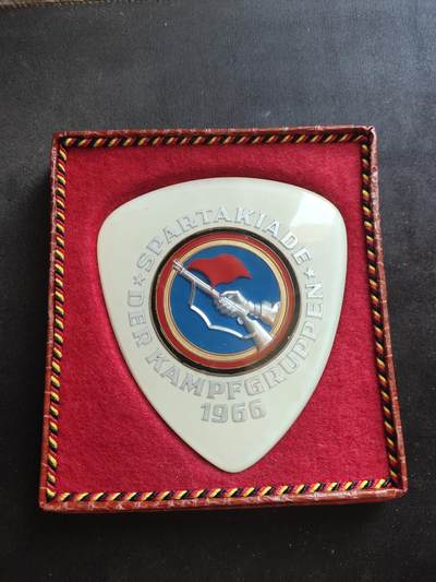 2024第七次拍卖 - 东德工战队66年纪念章（带盒，塑料制品）