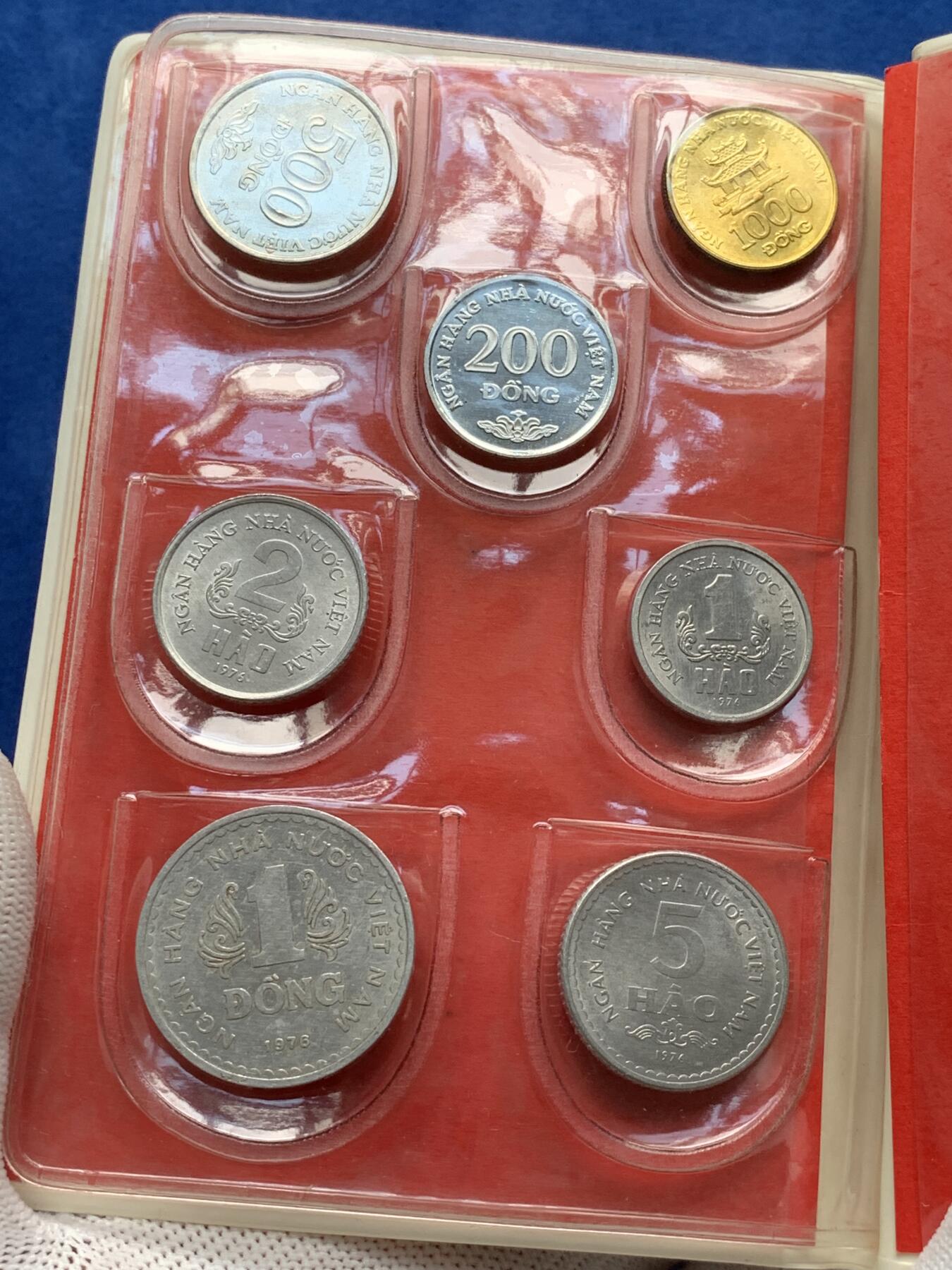 《竞宝斋》第277场- 周日，周一 2场连拍 （全场包邮） 越南 7枚装 套币 比较少见的装帧方式 年份 状态 请见图