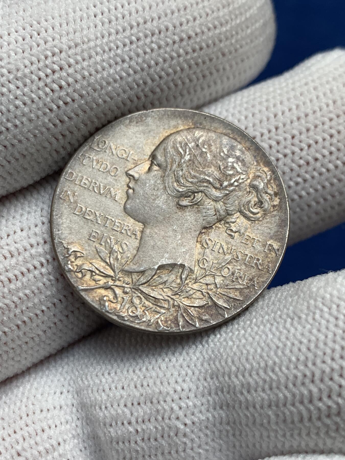 《竞宝斋》第277场- 周日，周一 2场连拍 （全场包邮） 1897年英国维多利亚登基60周年纪念银章 原始灰包浆 可评级 25.7mm