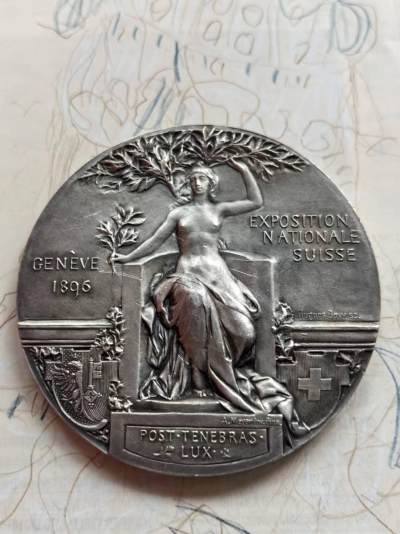 麦稀奇世界钱币展精品章牌第二十四期 - 1898年瑞士银章，日内瓦博览会，62mm，124g。 本例是难得的瑞士大尺寸银章。1898年日内瓦展览是19世纪瑞士举办的规模最大的展览会，同时举办的还有各种射击比赛