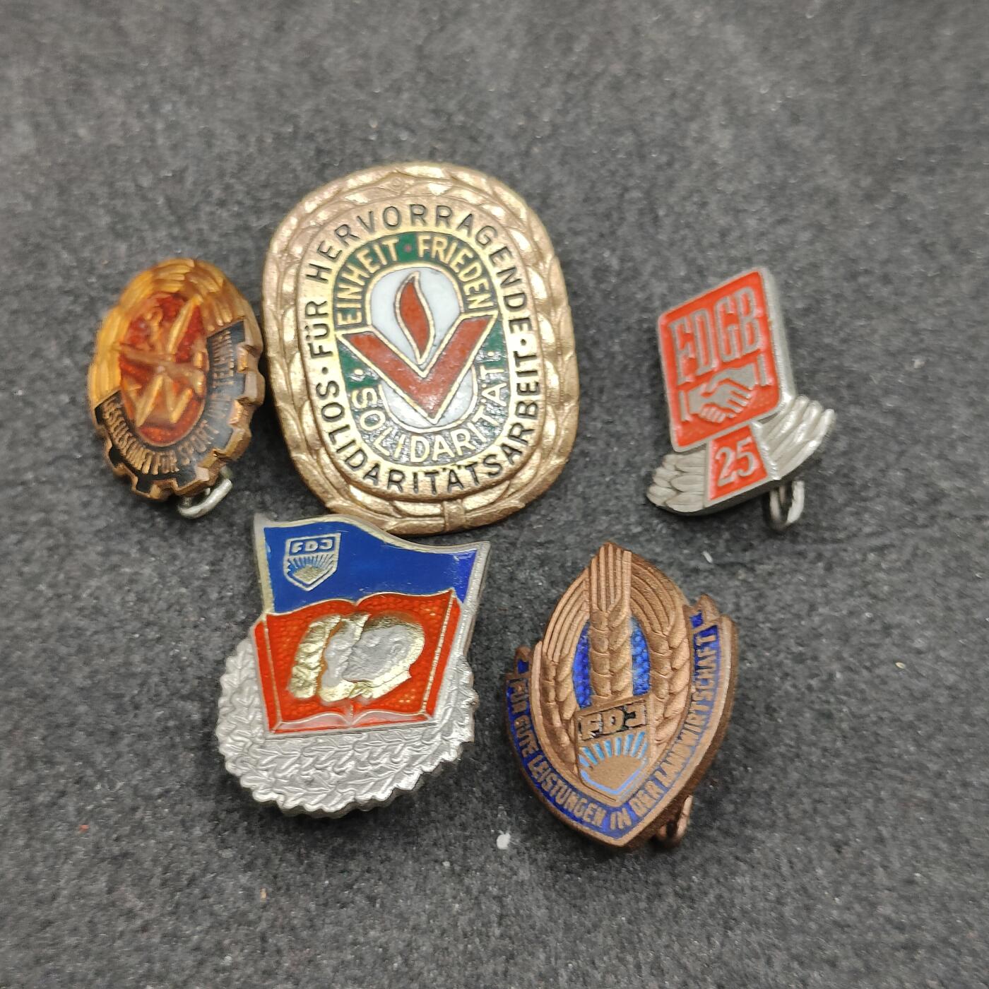 全场0元起拍 第164期 咸鱼国勋章拍卖专场 6月12日（周三）下午6：00开始 东德徽章一组五个