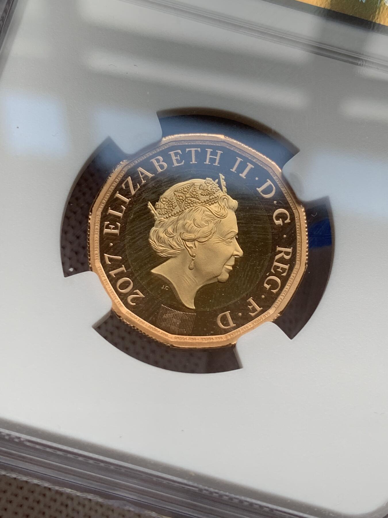 《竞宝斋》第277场- 周日，周一 2场连拍 （全场包邮） NGC PF69UC 英国2017年伊丽莎白二世12边形流通币 1英镑“自然之冠”特制金制版 女王的最后一版。内圈黄金，外圈玫瑰金 重量：17.72克。正反设计分别为：Jody Clark以及David Pearce。发行量2017套，皇家造币厂官网发售价为1130镑-10400人民币，盒证以及所有元件都齐全。金价大涨，料价评级费已超九千。国内仅见此枚，全球网站亦难觅踪迹。