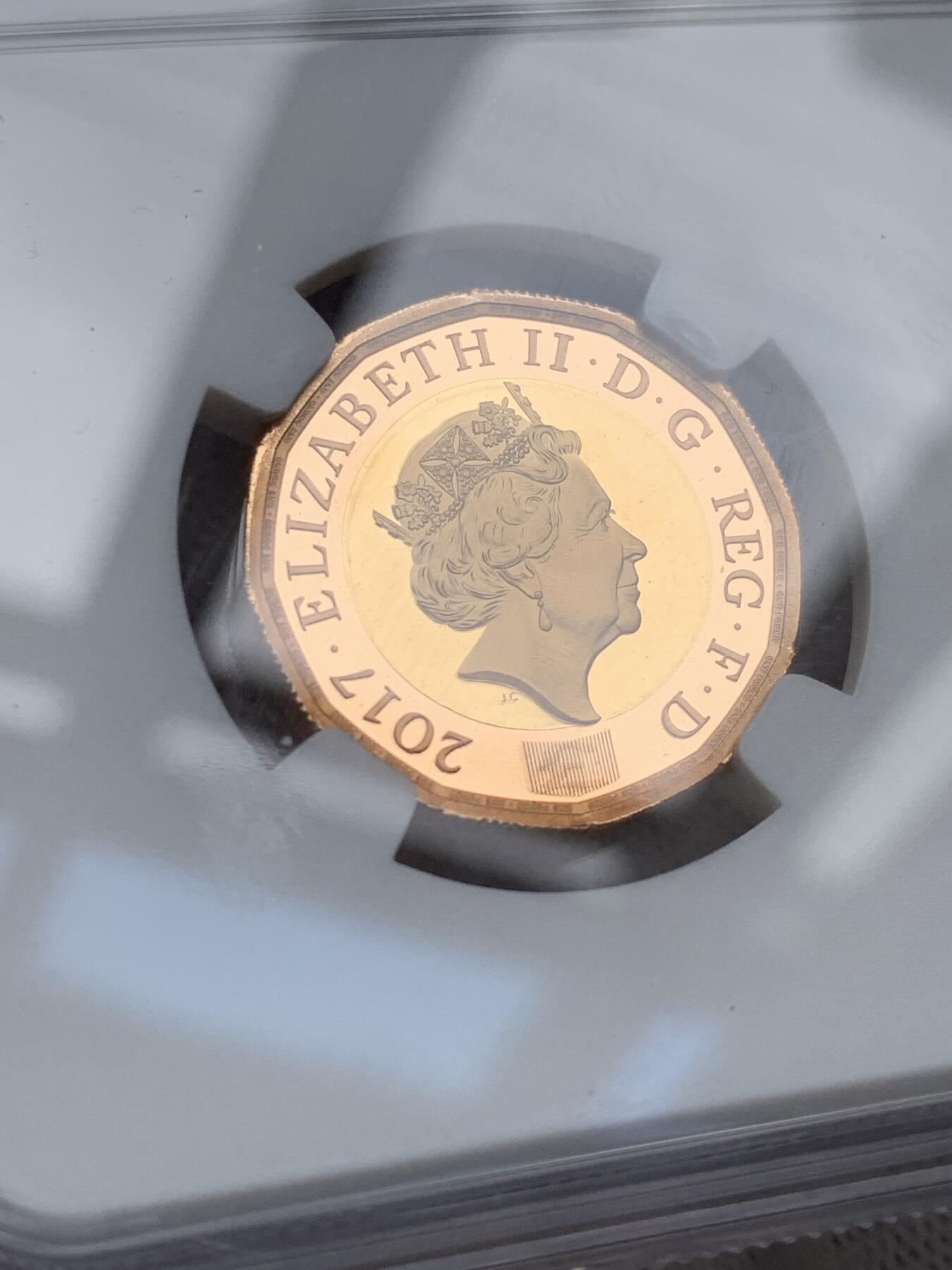 《竞宝斋》第277场- 周日，周一 2场连拍 （全场包邮） NGC PF69UC 英国2017年伊丽莎白二世12边形流通币 1英镑“自然之冠”特制金制版 女王的最后一版。内圈黄金，外圈玫瑰金 重量：17.72克。正反设计分别为：Jody Clark以及David Pearce。发行量2017套，皇家造币厂官网发售价为1130镑-10400人民币，盒证以及所有元件都齐全。金价大涨，料价评级费已超九千。国内仅见此枚，全球网站亦难觅踪迹。