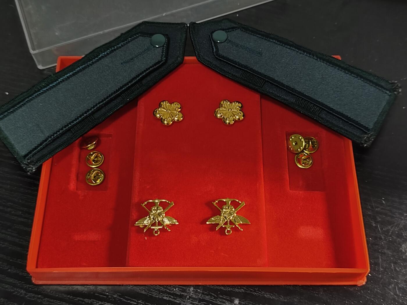 全场0元起拍 第164期 咸鱼国勋章拍卖专场 6月12日（周三）下午6：00开始 陆军 早期官星制 祝荣升政战少校肩章领花礼盒一套