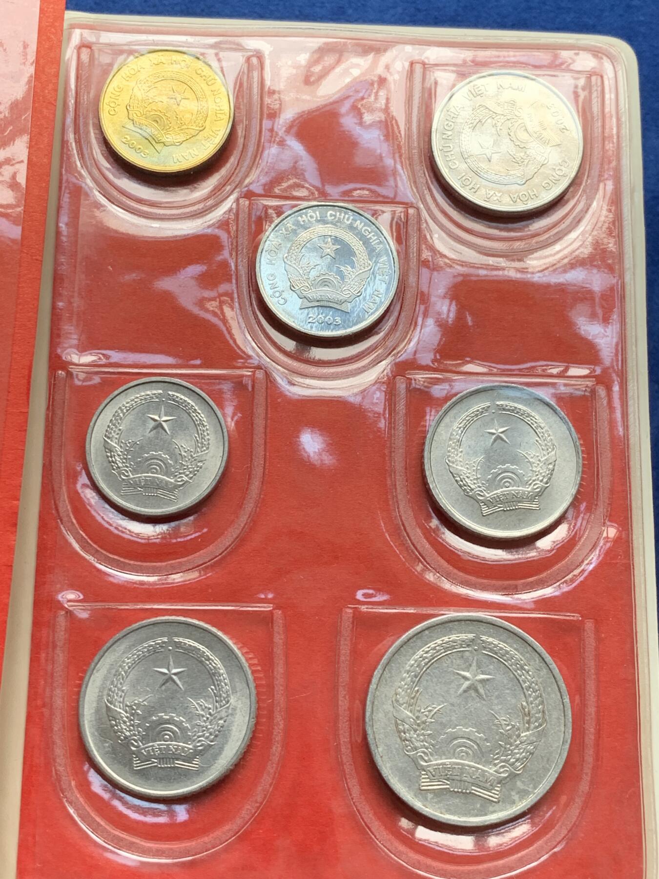 《竞宝斋》第277场- 周日，周一 2场连拍 （全场包邮） 越南 7枚装 套币 比较少见的装帧方式 年份 状态 请见图