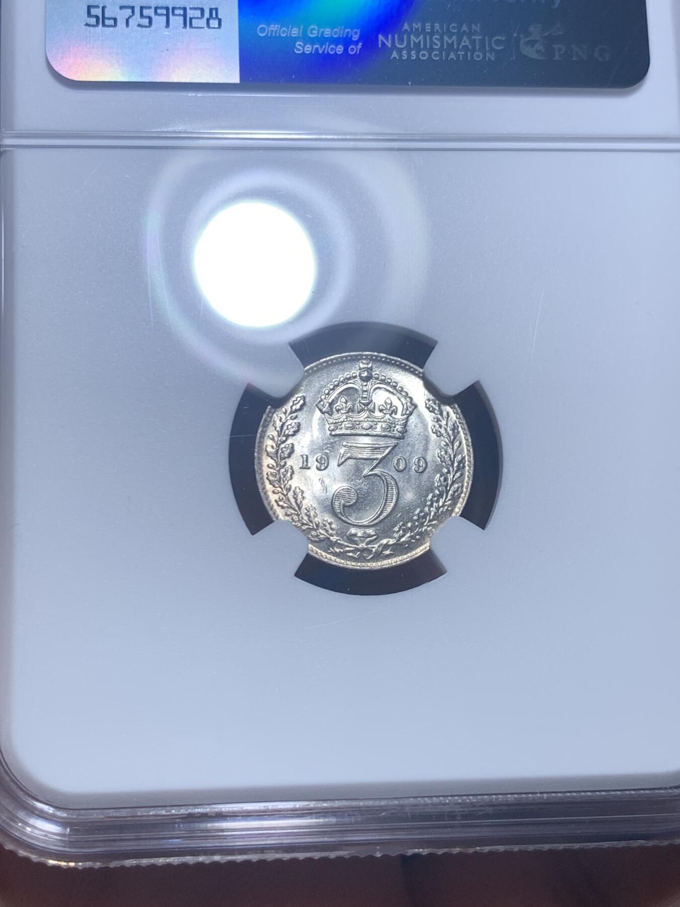 《竞宝斋》第277场- 周日，周一 2场连拍 （全场包邮） NGC MS64 英国1909年爱德华七世3便士银币 铸造于皇家造币厂，相对于濯足币，流通币难以保存的如此完好。参考价是常见1902的两倍，评级数量仅其1/5。且pc评为64分的两枚状态都差强人意，可见此枚发丝清晰的难度。