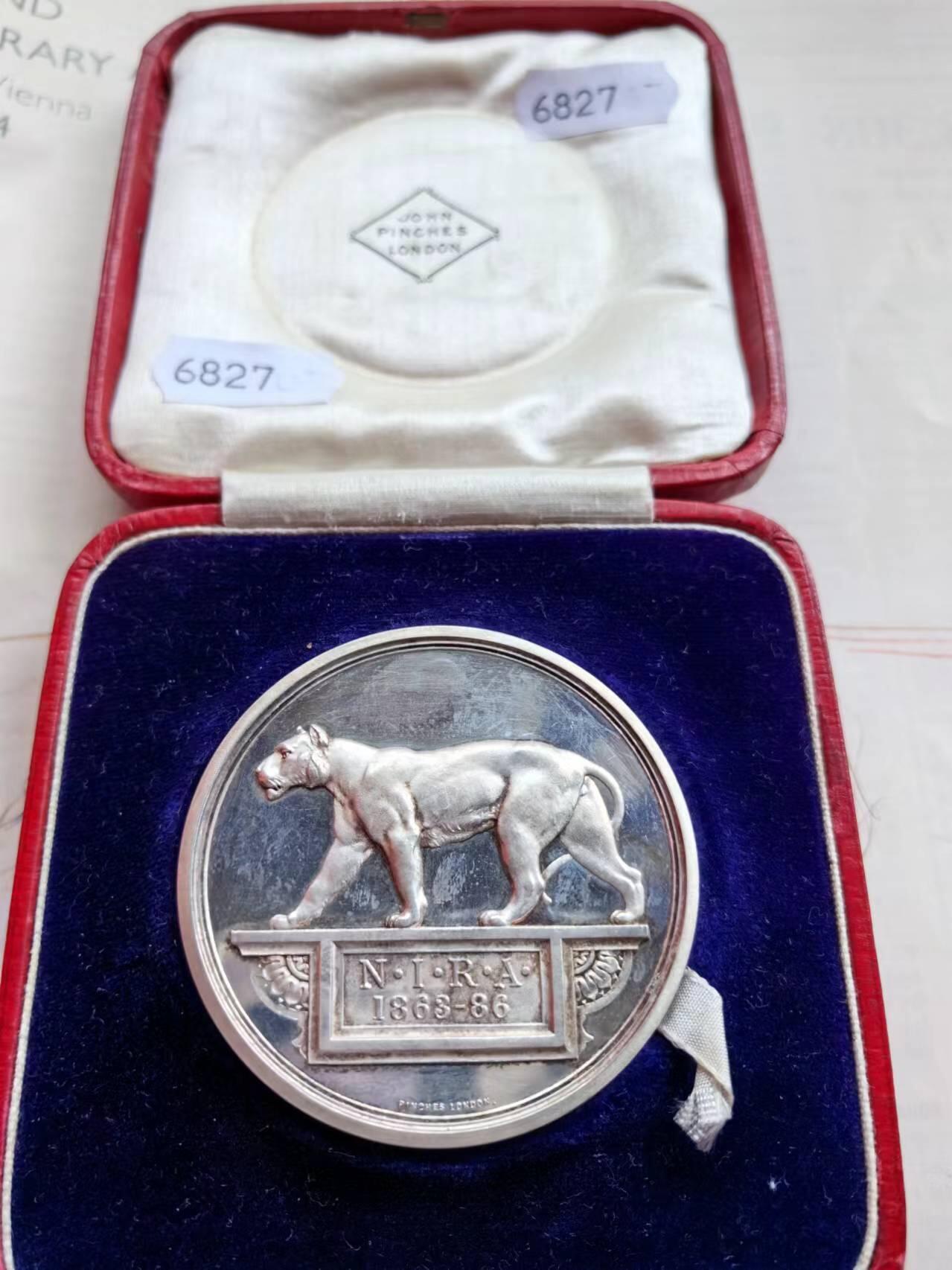 麦稀奇世界钱币展精品章牌第二十四期 英国银章，印度军队步枪协会，55mm94g。正面英国豹威武霸气，原盒顶级品相，大规格很少见。