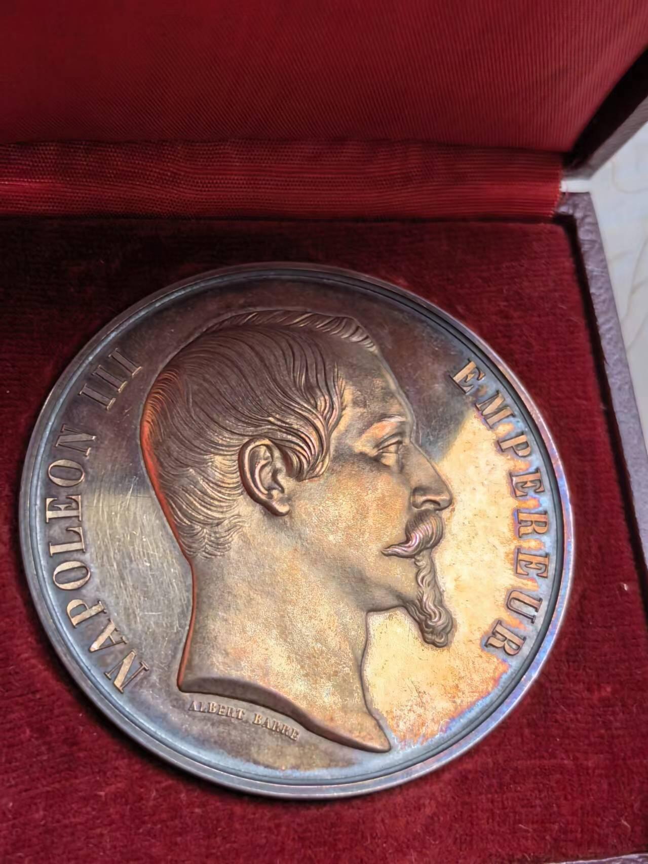 麦稀奇世界钱币展精品章牌第二十四期 1855年巴黎世博会银章，直径6cm128g，光边边铭漏打