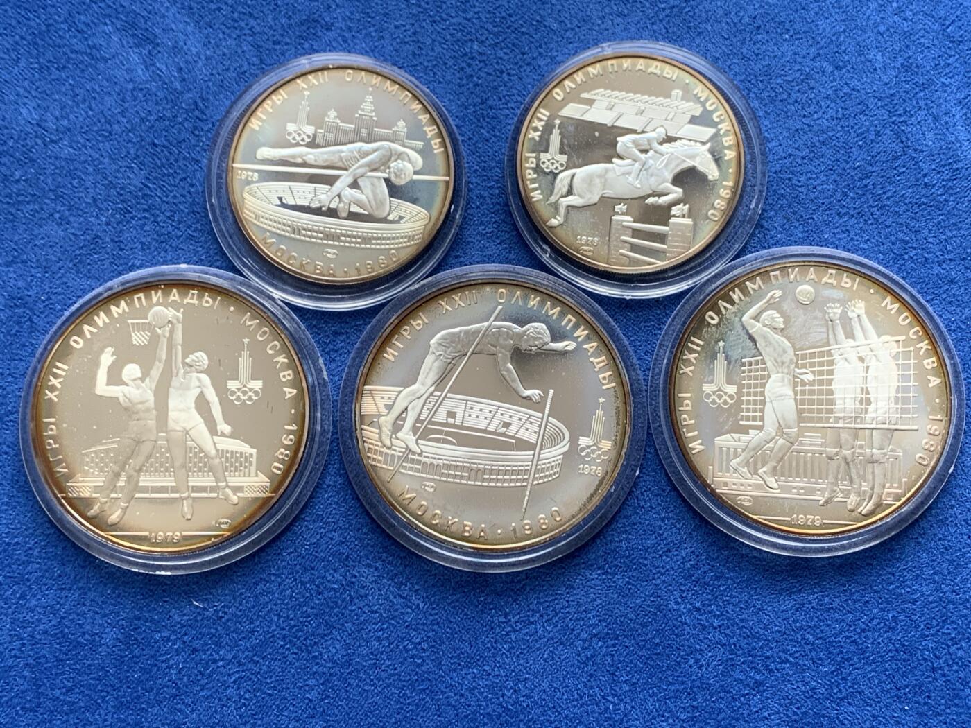 《竞宝斋》第277场- 周日，周一 2场连拍 （全场包邮） 苏联1980年莫斯科奥运会一套5枚纪念银币 苏联强盛时期发行的珍稀精美银币 一盒5枚，5卢布2枚（每枚重16.67克，0.925银）+10卢布3枚（每枚33.3克，0.925银）， 注：盒子有裂开，但能盖上。见图示