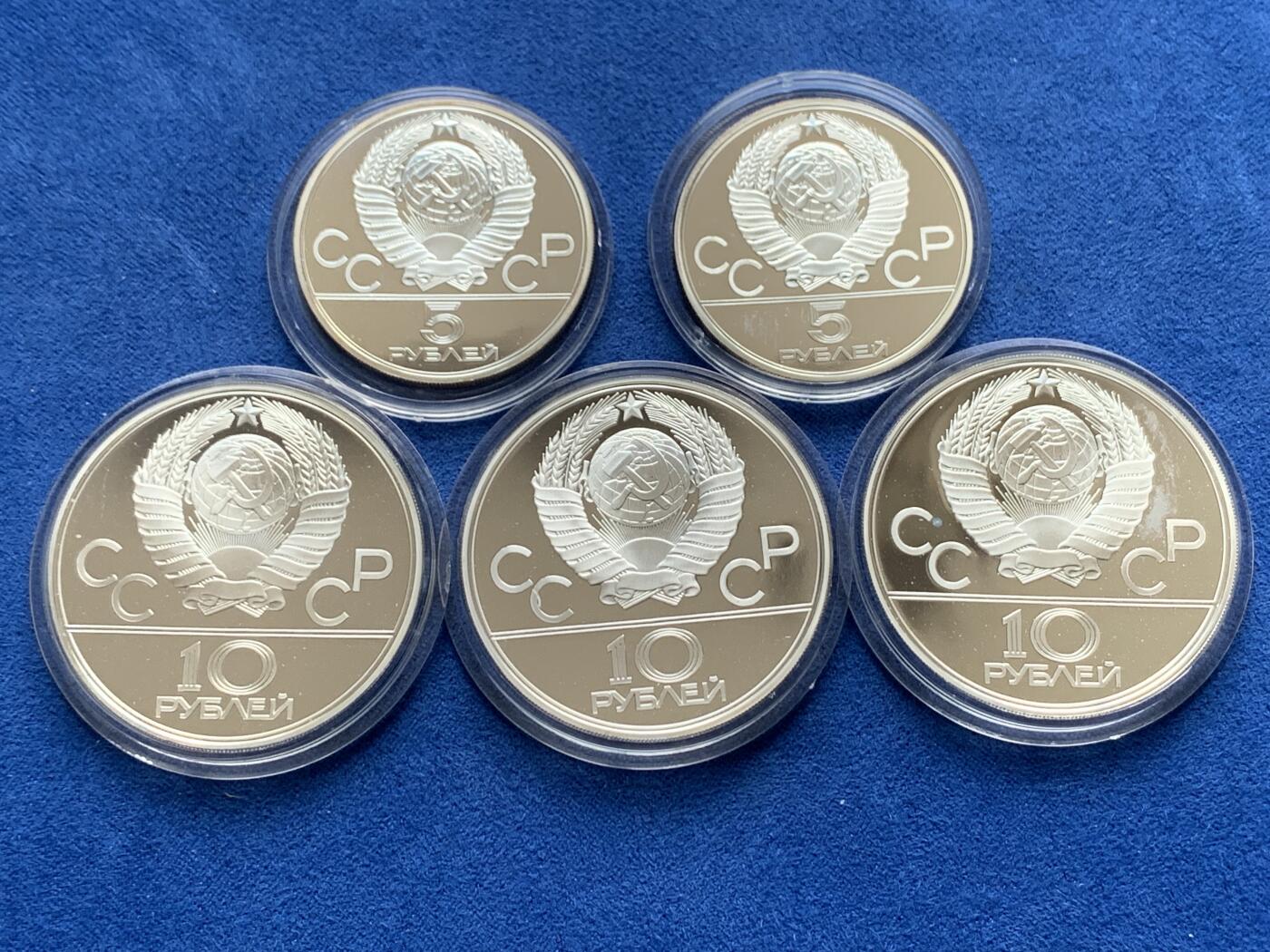 《竞宝斋》第277场- 周日，周一 2场连拍 （全场包邮） 苏联1980年莫斯科奥运会一套5枚纪念银币 苏联强盛时期发行的珍稀精美银币 一盒5枚，5卢布2枚（每枚重16.67克，0.925银）+10卢布3枚（每枚33.3克，0.925银）， 注：盒子有裂开，但能盖上。见图示