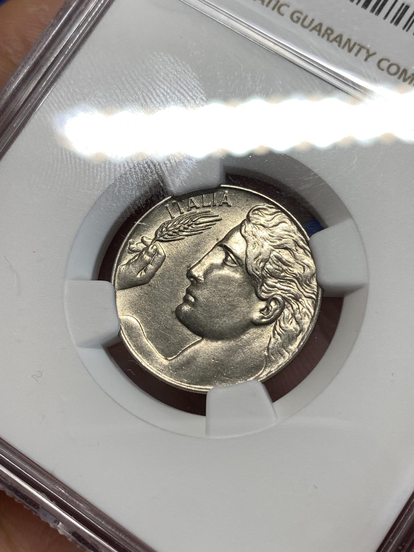 《竞宝斋》第277场- 周日，周一 2场连拍 （全场包邮） NGC MS62 1921R意大利20C 非常经典的图案设计 正反面的人物浮雕感都很强 形象立体 栩栩如生 镍币工艺问题 出分很难