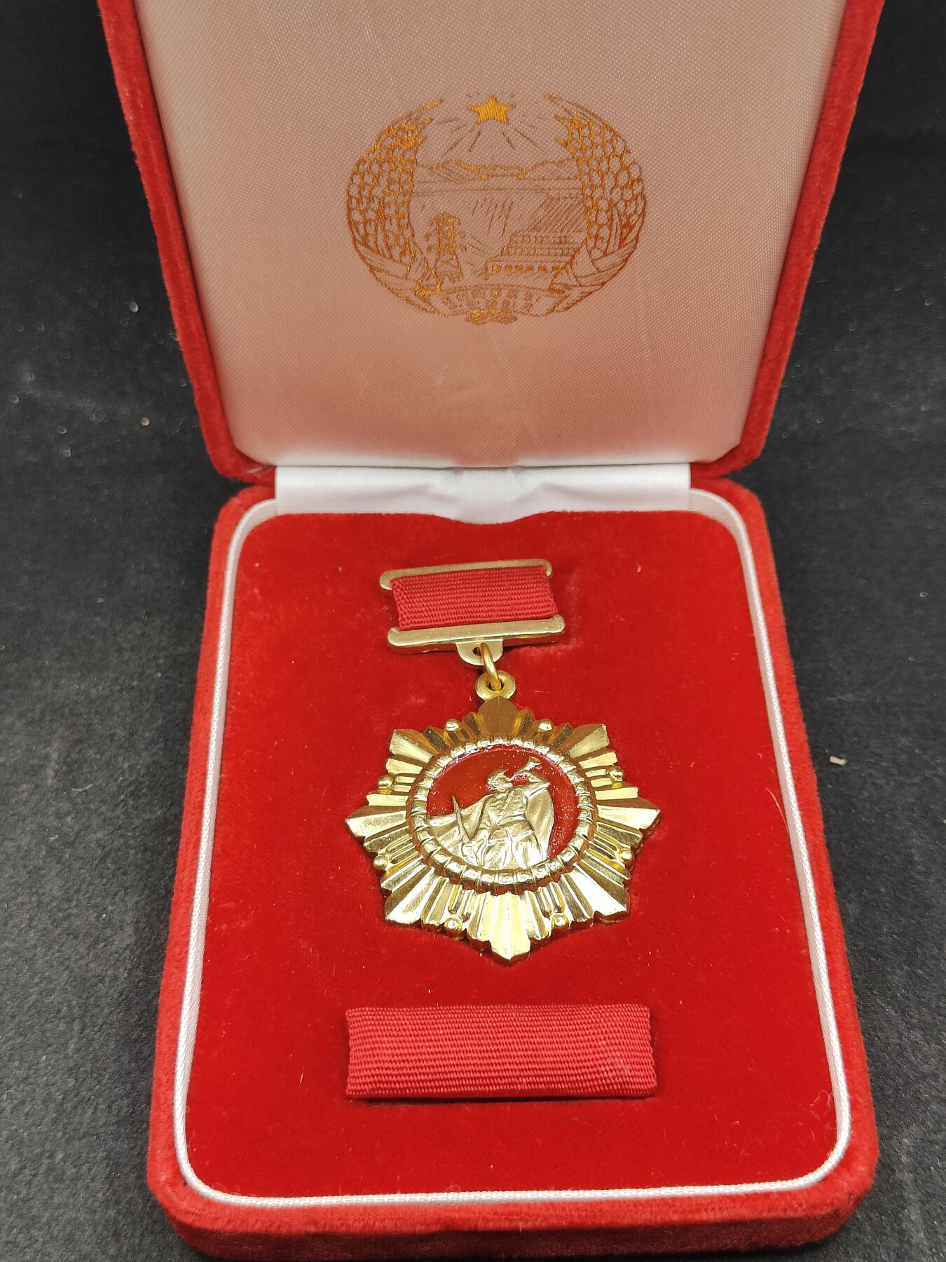 全场0元起拍 第164期 咸鱼国勋章拍卖专场 6月12日（周三）下午6：00开始 稀少荣誉 朝总联版烫金国徽盒 祖国解放奖章 带略