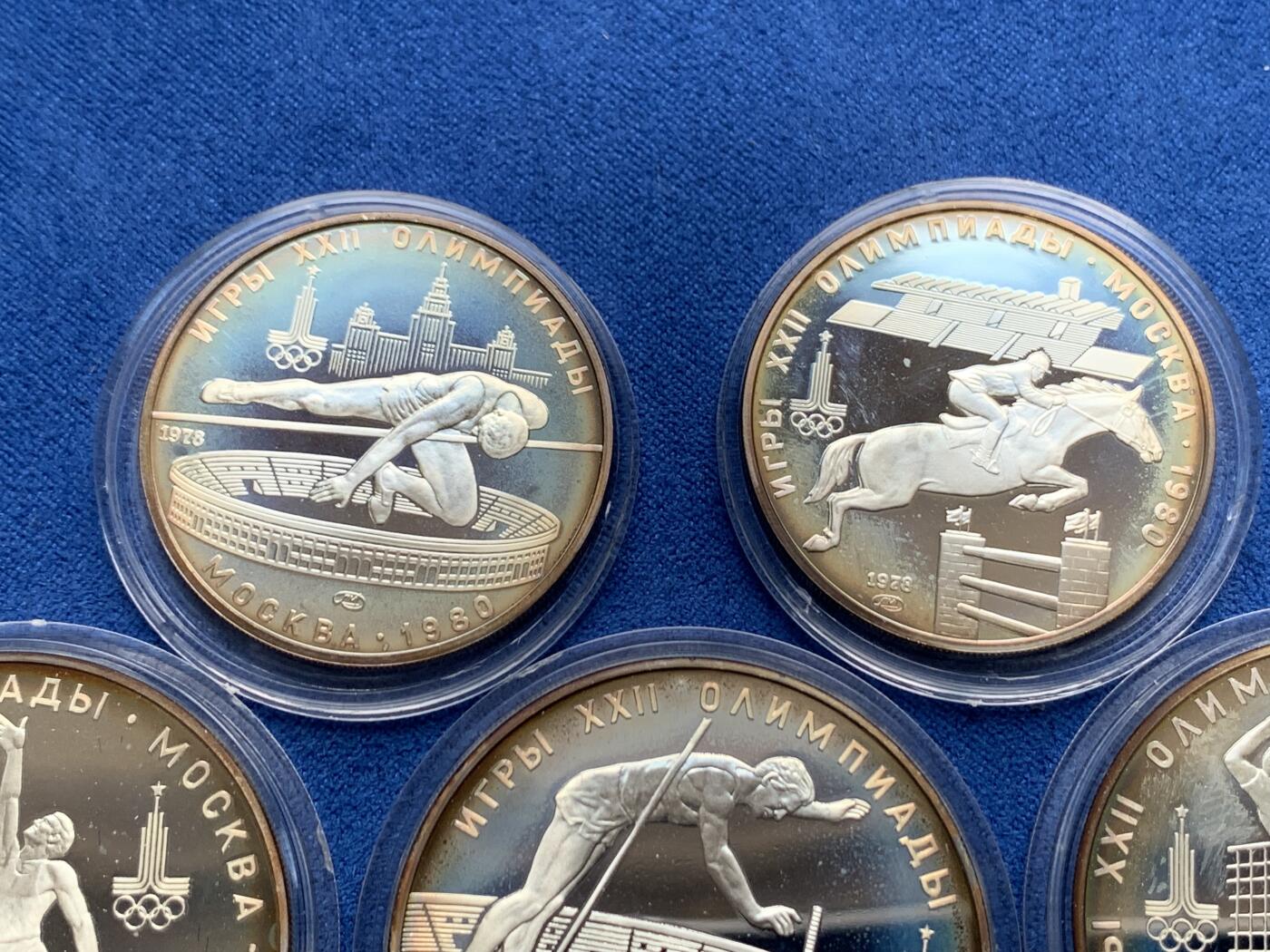 《竞宝斋》第277场- 周日，周一 2场连拍 （全场包邮） 苏联1980年莫斯科奥运会一套5枚纪念银币 苏联强盛时期发行的珍稀精美银币 一盒5枚，5卢布2枚（每枚重16.67克，0.925银）+10卢布3枚（每枚33.3克，0.925银）， 注：盒子有裂开，但能盖上。见图示