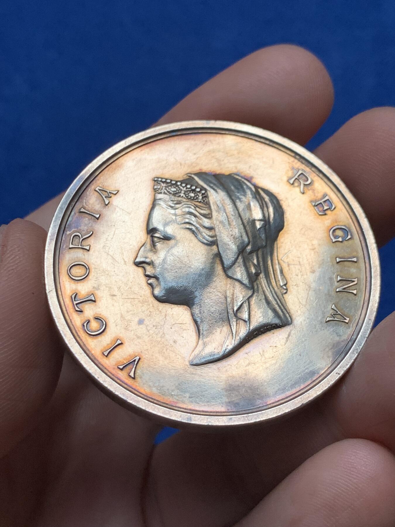 《竞宝斋》第277场- 周日，周一 2场连拍 （全场包邮） 英国1885年维多利亚国际发明与音乐展 L.C.WYON作品，BHM-3198，Eimer-1715，好东西带原盒 45.6克 45.5mm