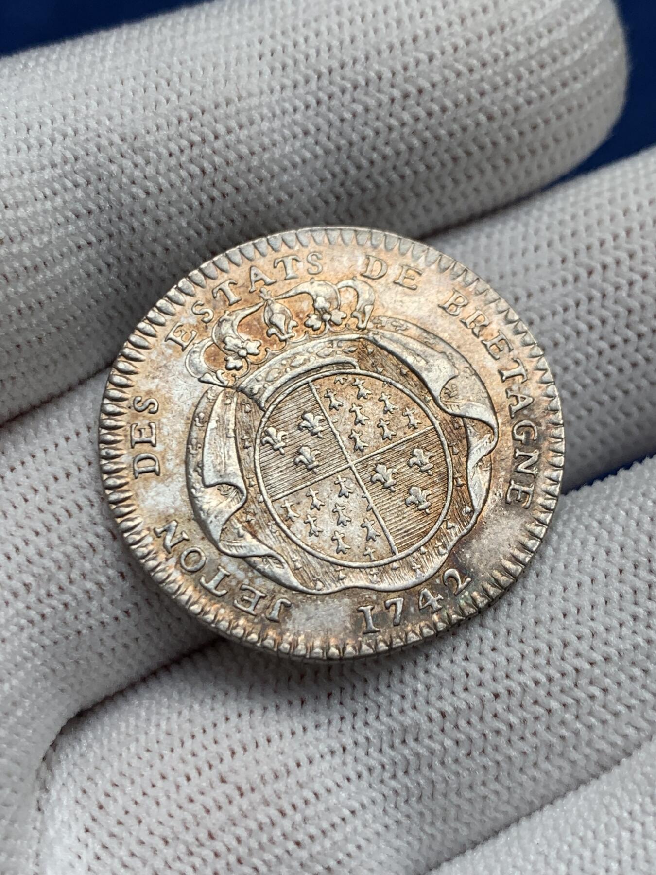 《竞宝斋》第277场- 周日，周一 2场连拍 （全场包邮） 法国1742路易十五布列塔尼市银质代币 6.91g 28.6mm