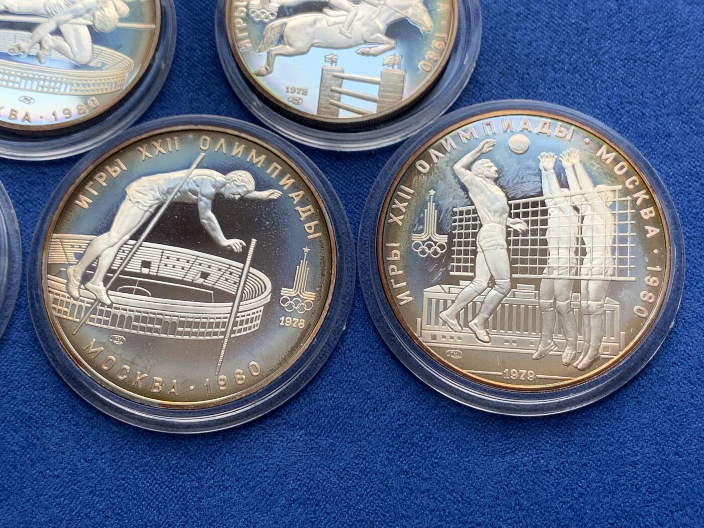 《竞宝斋》第277场- 周日，周一 2场连拍 （全场包邮） 苏联1980年莫斯科奥运会一套5枚纪念银币 苏联强盛时期发行的珍稀精美银币 一盒5枚，5卢布2枚（每枚重16.67克，0.925银）+10卢布3枚（每枚33.3克，0.925银）， 注：盒子有裂开，但能盖上。见图示