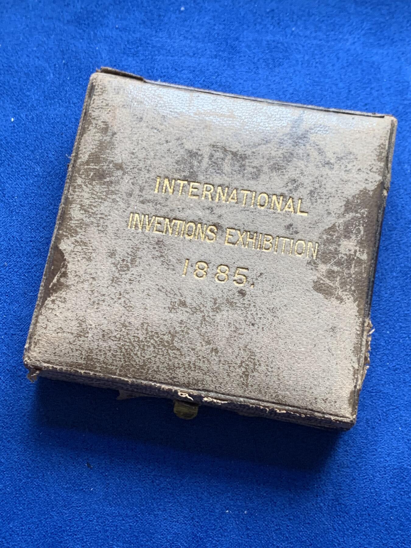 《竞宝斋》第277场- 周日，周一 2场连拍 （全场包邮） 英国1885年维多利亚国际发明与音乐展 L.C.WYON作品，BHM-3198，Eimer-1715，好东西带原盒 45.6克 45.5mm