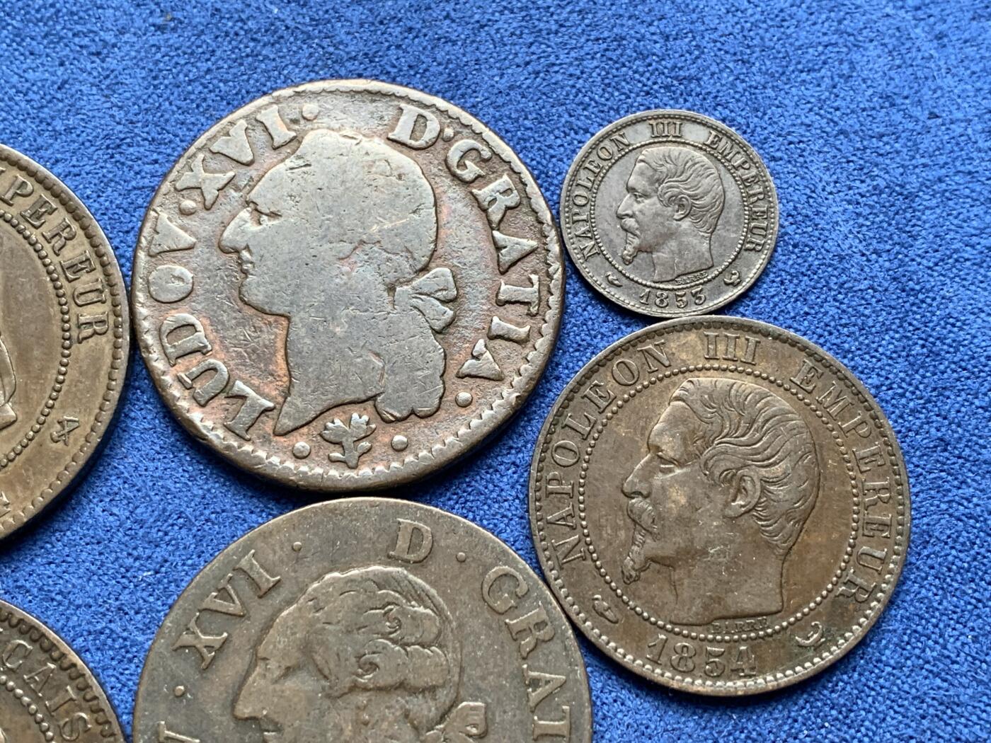 《竞宝斋》第277场- 周日，周一 2场连拍 （全场包邮） 8枚一组 法国铜币 1785+1791年路易十六1苏，1854+1864+1872年10生丁，1854年5生丁和1849+1853年1生丁，品种多样，个别罕见，细节见图