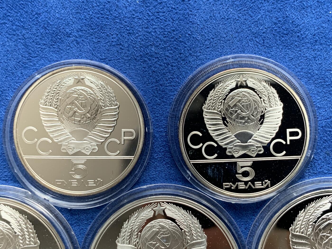 《竞宝斋》第277场- 周日，周一 2场连拍 （全场包邮） 苏联1980年莫斯科奥运会一套5枚纪念银币 苏联强盛时期发行的珍稀精美银币 一盒5枚，5卢布2枚（每枚重16.67克，0.925银）+10卢布3枚（每枚33.3克，0.925银）， 注：盒子有裂开，但能盖上。见图示