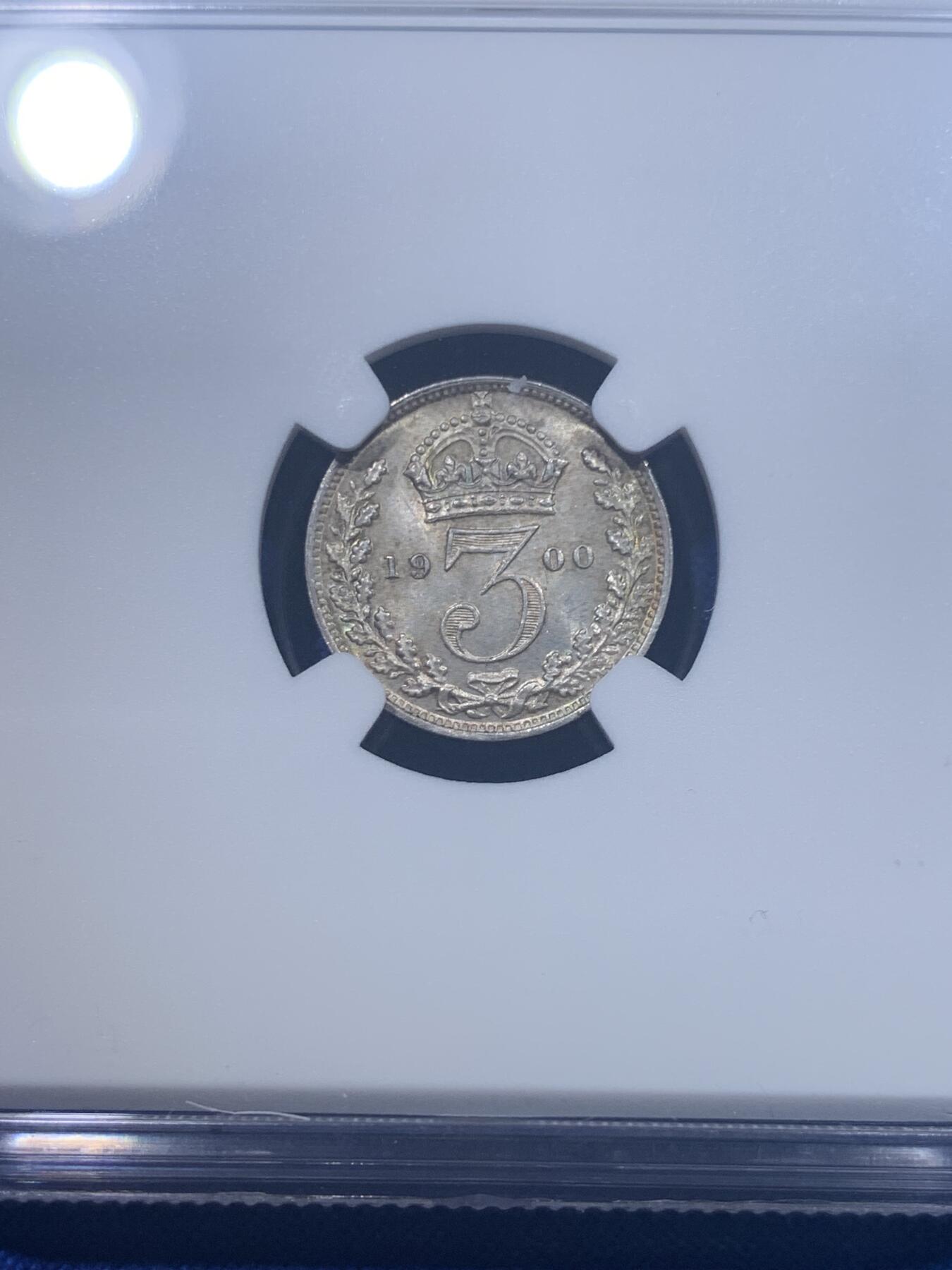 《竞宝斋》第277场- 周日，周一 2场连拍 （全场包邮） NGC MS64 英国1900年维多利亚女王3便士银币 流通版相较于濯足币要面对更多的流通考验，好品存世更加不易，正面略带镜面，非常漂亮的包浆。