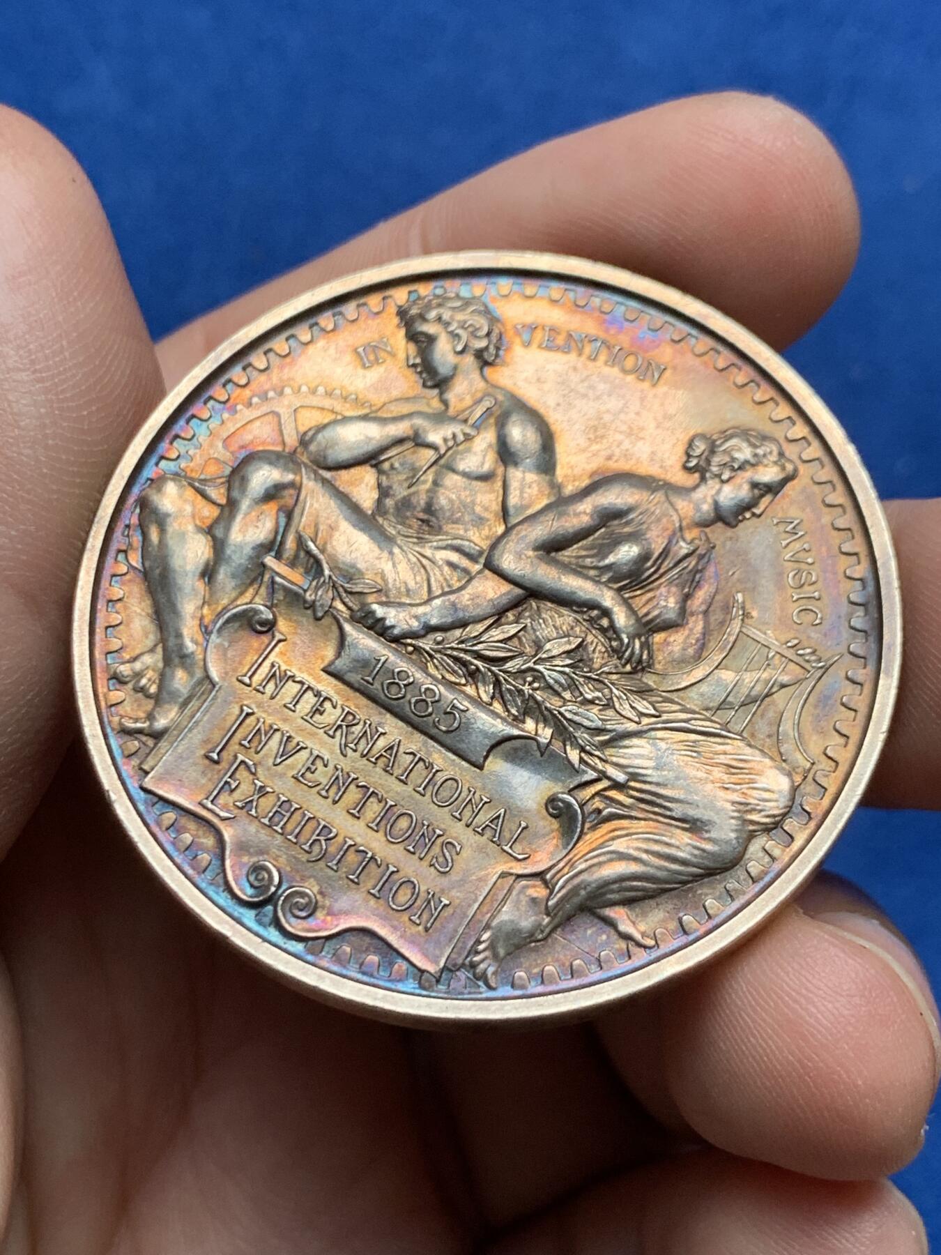 《竞宝斋》第277场- 周日，周一 2场连拍 （全场包邮） 英国1885年维多利亚国际发明与音乐展 L.C.WYON作品，BHM-3198，Eimer-1715，好东西带原盒 45.6克 45.5mm