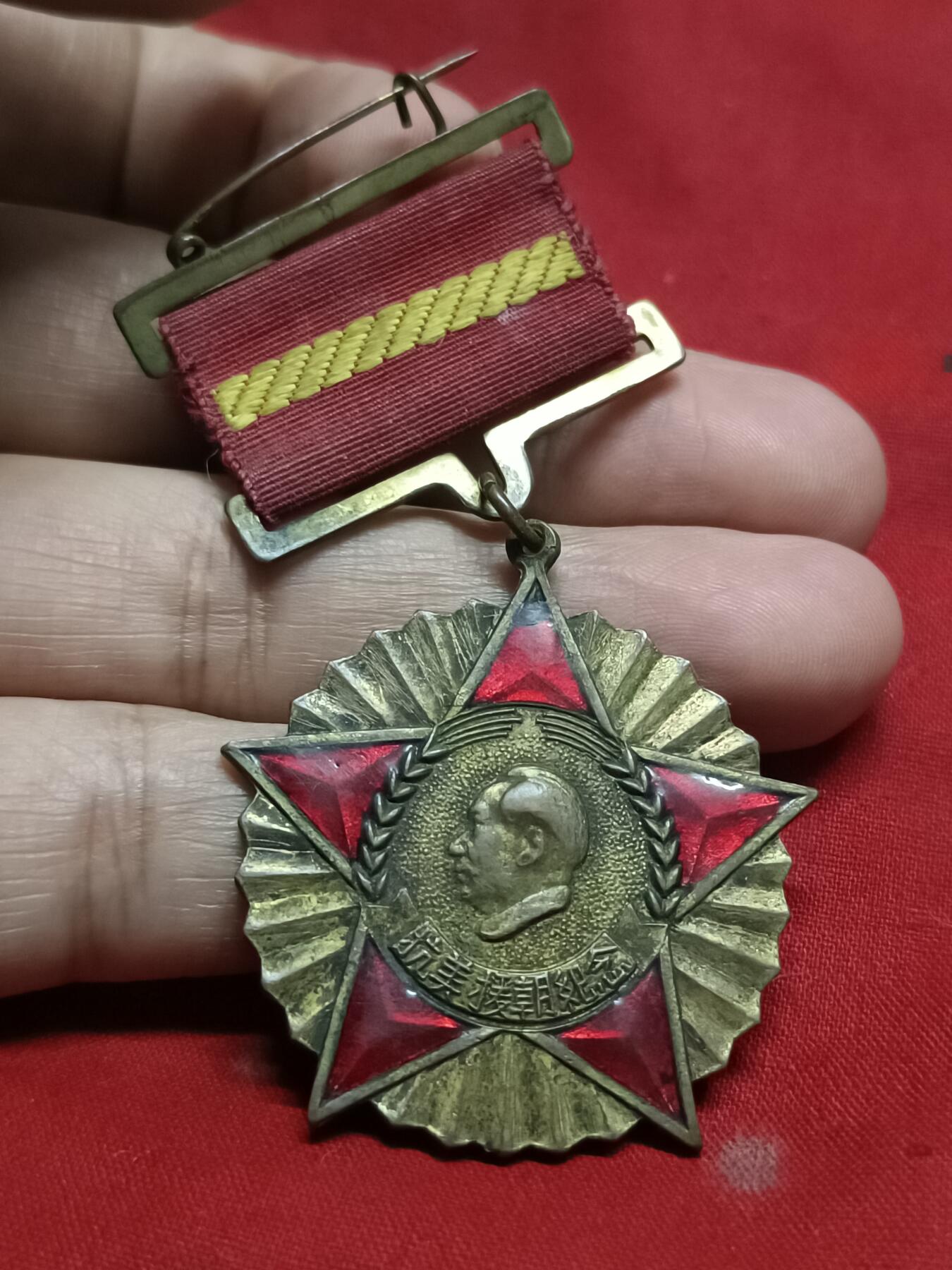 🇨🇳红色纪念～徽章专拍 1951年毛头像纪念章