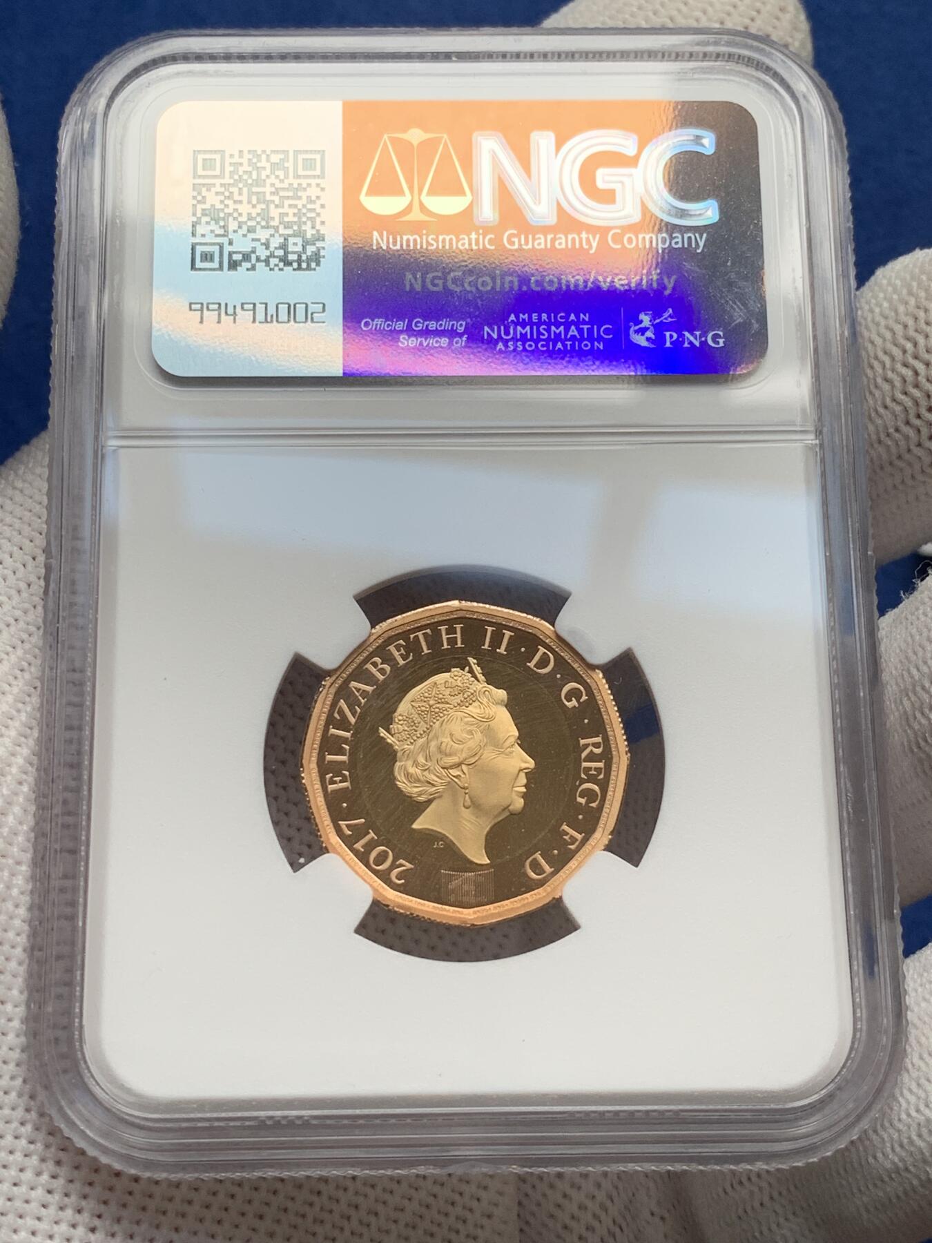 《竞宝斋》第277场- 周日，周一 2场连拍 （全场包邮） NGC PF69UC 英国2017年伊丽莎白二世12边形流通币 1英镑“自然之冠”特制金制版 女王的最后一版。内圈黄金，外圈玫瑰金 重量：17.72克。正反设计分别为：Jody Clark以及David Pearce。发行量2017套，皇家造币厂官网发售价为1130镑-10400人民币，盒证以及所有元件都齐全。金价大涨，料价评级费已超九千。国内仅见此枚，全球网站亦难觅踪迹。