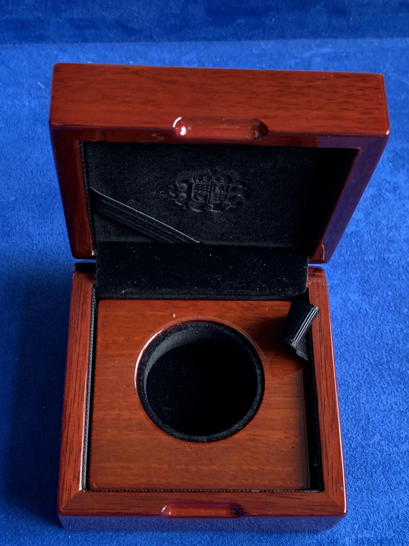 《竞宝斋》第277场- 周日，周一 2场连拍 （全场包邮） NGC PF69UC 英国2017年伊丽莎白二世12边形流通币 1英镑“自然之冠”特制金制版 女王的最后一版。内圈黄金，外圈玫瑰金 重量：17.72克。正反设计分别为：Jody Clark以及David Pearce。发行量2017套，皇家造币厂官网发售价为1130镑-10400人民币，盒证以及所有元件都齐全。金价大涨，料价评级费已超九千。国内仅见此枚，全球网站亦难觅踪迹。