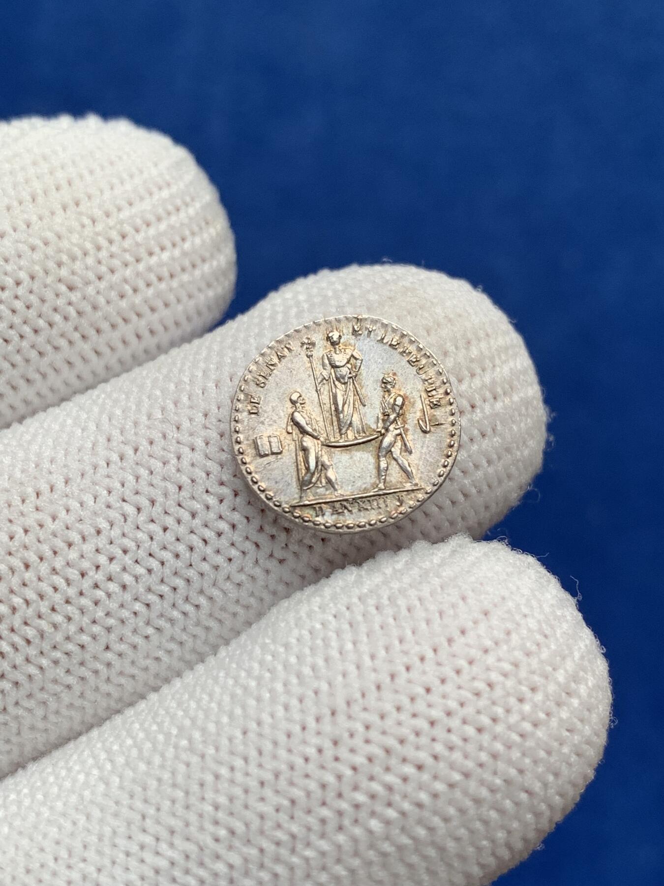 《竞宝斋》第277场- 周日，周一 2场连拍 （全场包邮） 法国1804年拿破仑登基纪念银章 品相很好 淡淡五彩很漂亮 13.2mm 细节见图