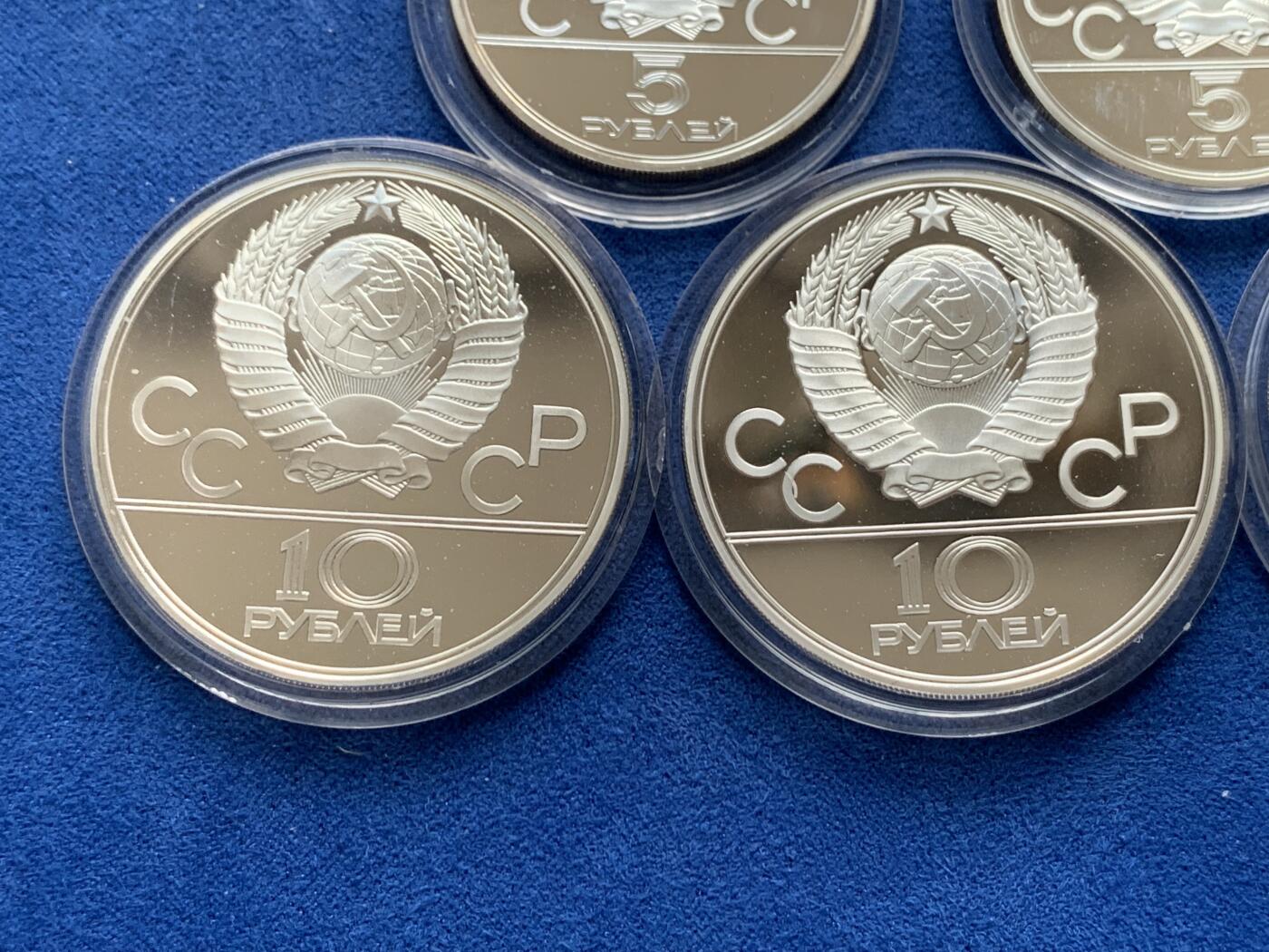 《竞宝斋》第277场- 周日，周一 2场连拍 （全场包邮） 苏联1980年莫斯科奥运会一套5枚纪念银币 苏联强盛时期发行的珍稀精美银币 一盒5枚，5卢布2枚（每枚重16.67克，0.925银）+10卢布3枚（每枚33.3克，0.925银）， 注：盒子有裂开，但能盖上。见图示