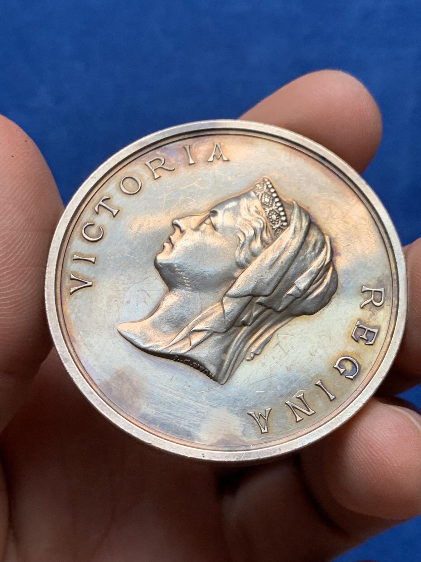 《竞宝斋》第277场- 周日，周一 2场连拍 （全场包邮） 英国1885年维多利亚国际发明与音乐展 L.C.WYON作品，BHM-3198，Eimer-1715，好东西带原盒 45.6克 45.5mm