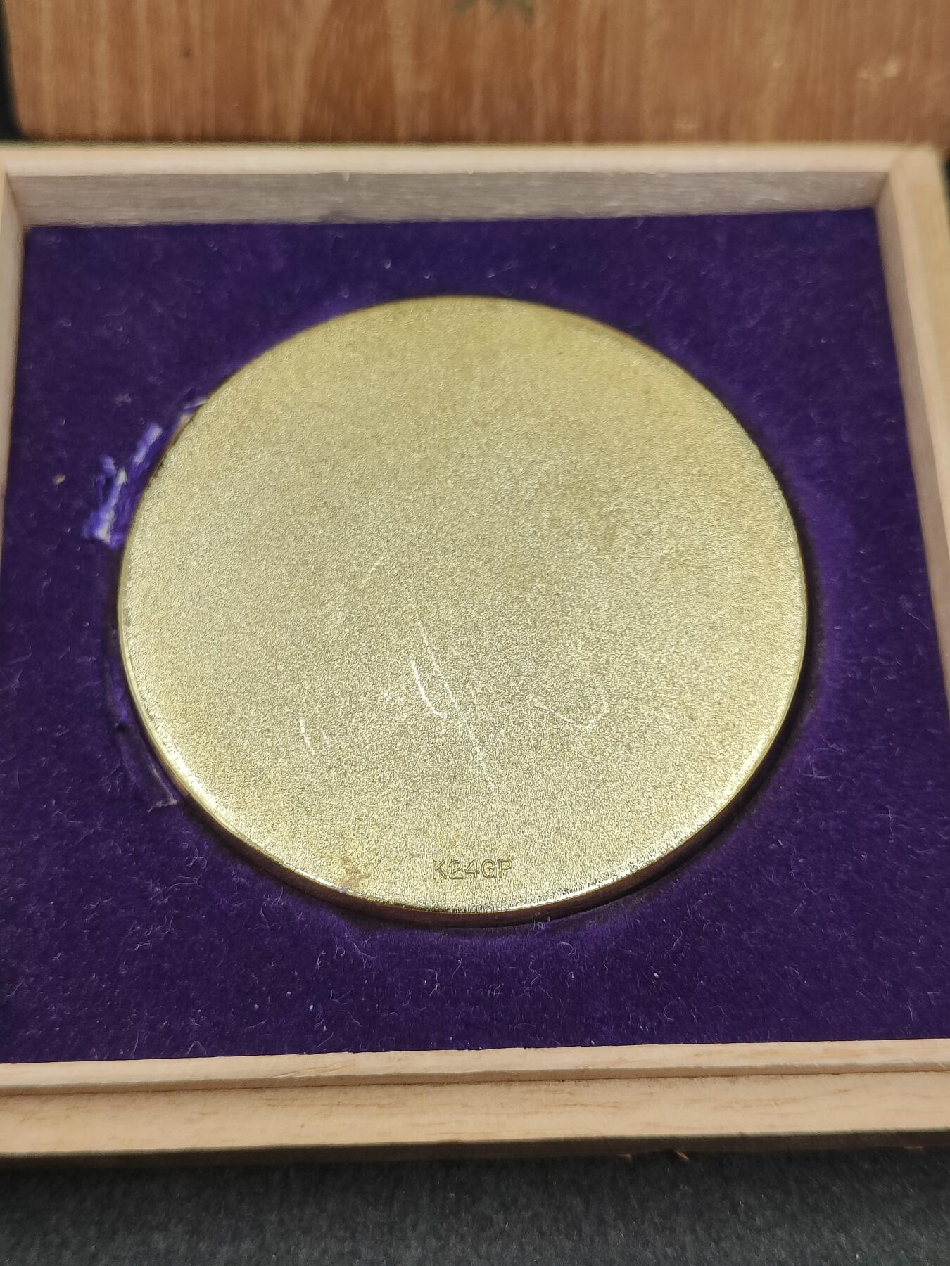 全场0元起拍 第164期 咸鱼国勋章拍卖专场 6月12日（周三）下午6：00开始 冲绳海洋博览会纪念文镇