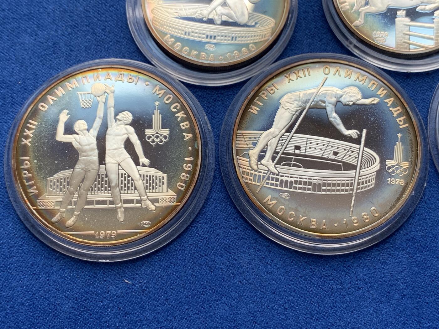 《竞宝斋》第277场- 周日，周一 2场连拍 （全场包邮） 苏联1980年莫斯科奥运会一套5枚纪念银币 苏联强盛时期发行的珍稀精美银币 一盒5枚，5卢布2枚（每枚重16.67克，0.925银）+10卢布3枚（每枚33.3克，0.925银）， 注：盒子有裂开，但能盖上。见图示