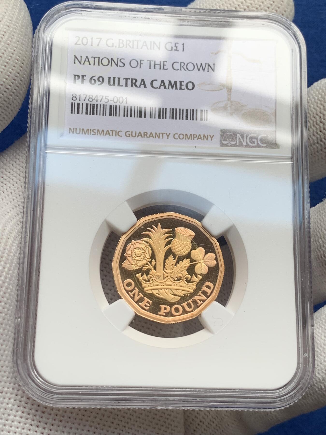《竞宝斋》第277场- 周日，周一 2场连拍 （全场包邮） NGC PF69UC 英国2017年伊丽莎白二世12边形流通币 1英镑“自然之冠”特制金制版 女王的最后一版。内圈黄金，外圈玫瑰金 重量：17.72克。正反设计分别为：Jody Clark以及David Pearce。发行量2017套，皇家造币厂官网发售价为1130镑-10400人民币，盒证以及所有元件都齐全。金价大涨，料价评级费已超九千。国内仅见此枚，全球网站亦难觅踪迹。