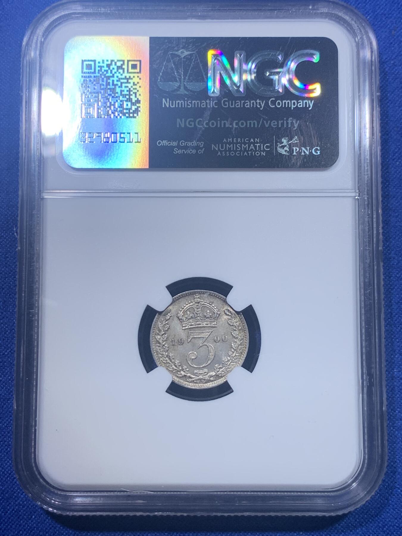 《竞宝斋》第277场- 周日，周一 2场连拍 （全场包邮） NGC MS64 英国1900年维多利亚女王3便士银币 流通版相较于濯足币要面对更多的流通考验，好品存世更加不易，正面略带镜面，非常漂亮的包浆。