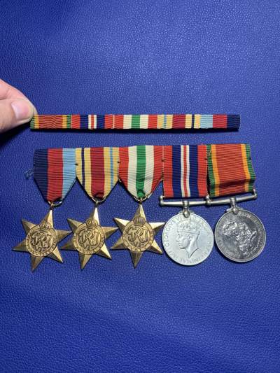 二战奖章联排（包括1939之星 非洲之星 意大利之星 二战战争奖章（镍银合金）非洲服役奖章（银质））带勋略品相很好，附赠实木收纳相框一个。联排颁发给英联邦南非军队士兵，所有勋章都带背铭和边铭16244 F. A. Rae。该士兵服役于南非第6装甲师，参加1941-1942年在北非战争中，英集团军对北非德意军队的反攻，解救了托卜鲁克守君……详情请见描述，标题不能太长。