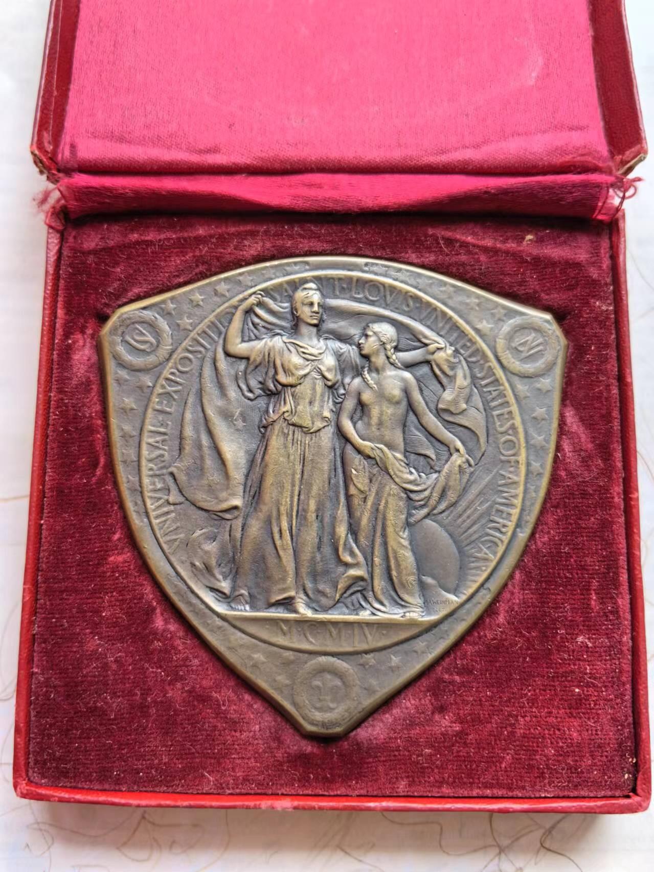 麦稀奇世界钱币展精品章牌第二十四期 1904年美国圣路易斯世博会金奖铜章，直径7x7cm，原盒。