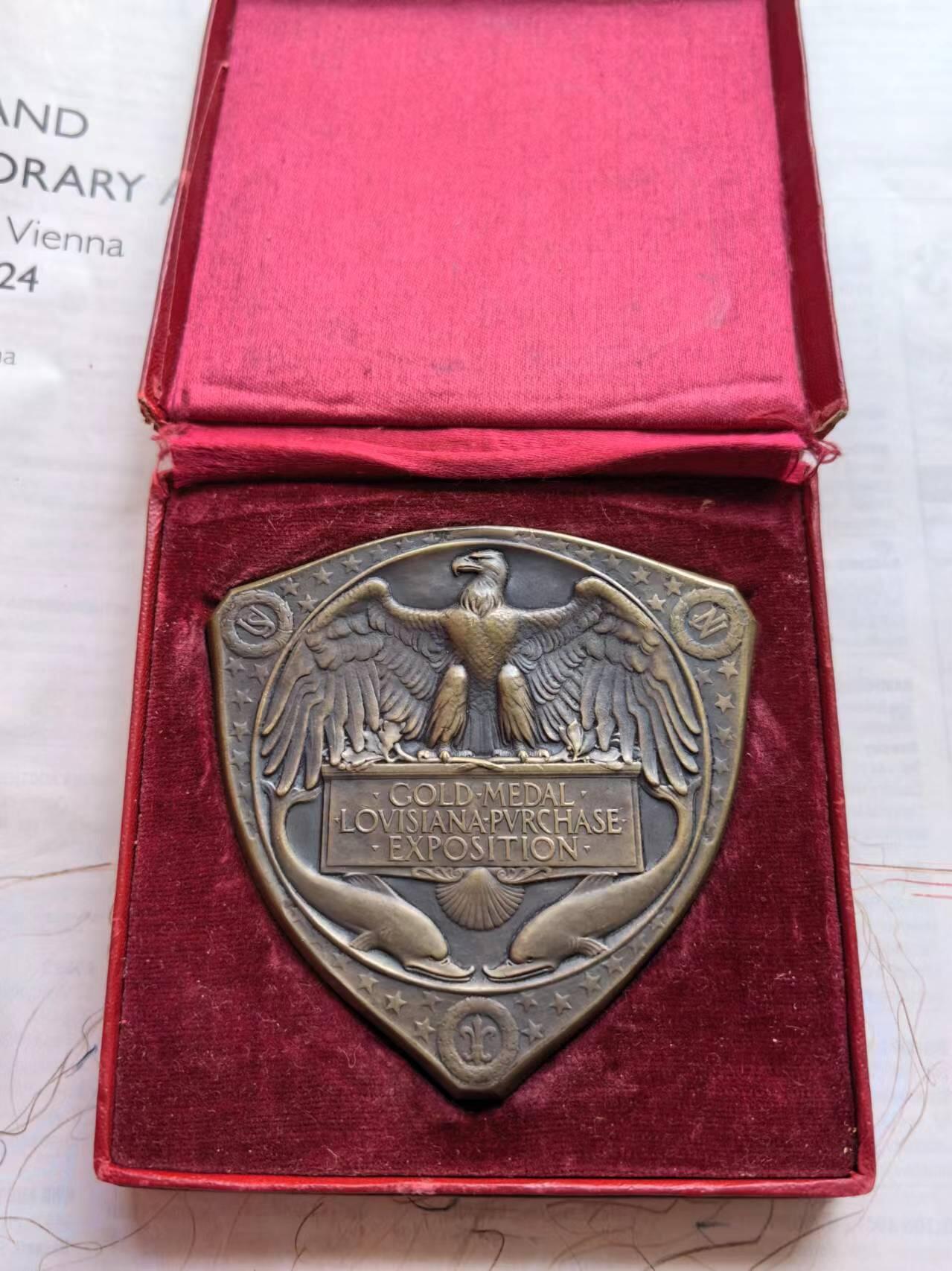 麦稀奇世界钱币展精品章牌第二十四期 1904年美国圣路易斯世博会金奖铜章，直径7x7cm，原盒。