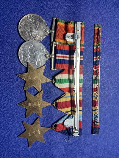 二战奖章联排（包括1939之星 非洲之星 意大利之星 二战战争奖章（镍银合金）非洲服役奖章（银质））带勋略品相很好，附赠实木收纳相框一个。联排颁发给英联邦南非军队士兵，所有勋章都带背铭和边铭16244 F. A. Rae。该士兵服役于南非第6装甲师，参加1941-1942年在北非战争中，英集团军对北非德意军队的反攻，解救了托卜鲁克守君……详情请见描述，标题不能太长。