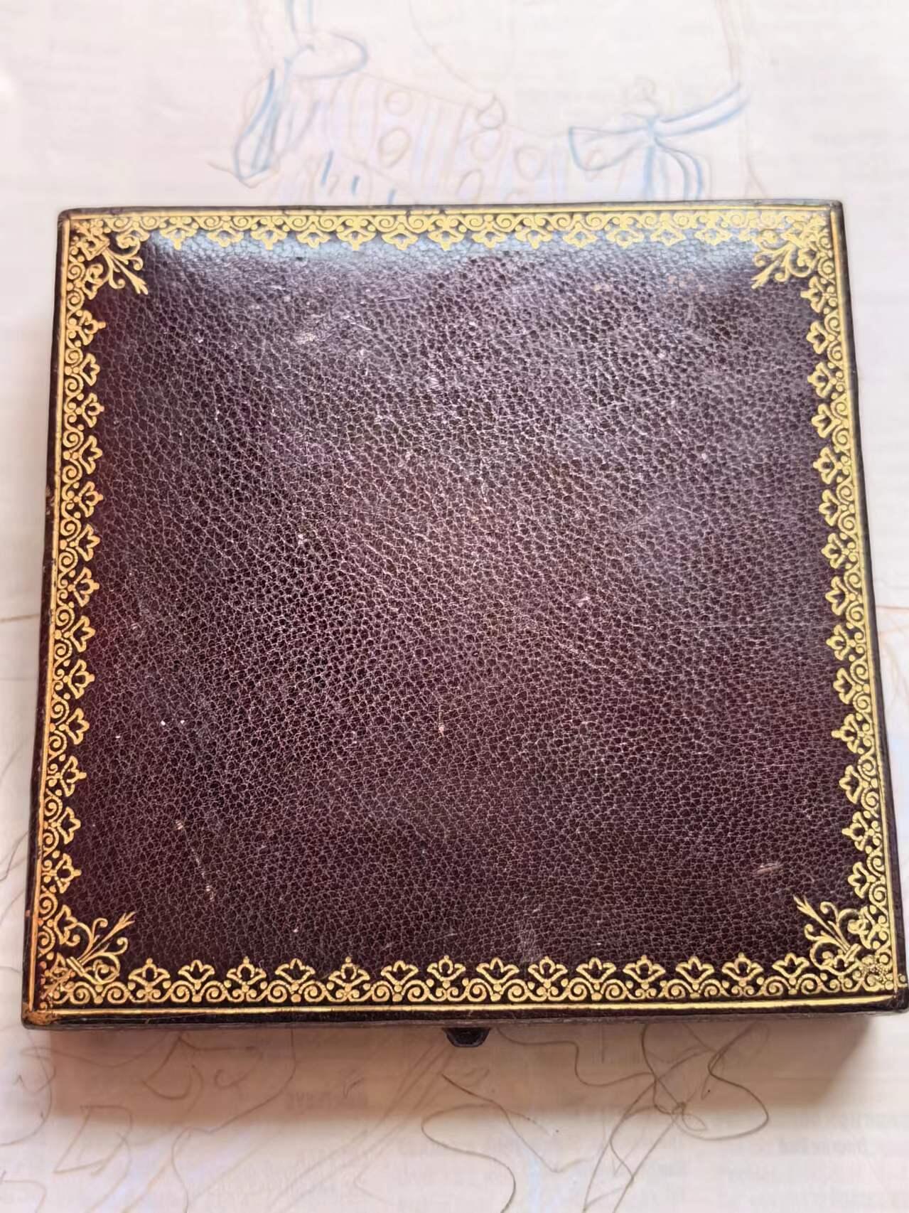 麦稀奇世界钱币展精品章牌第二十四期 法兰西银行百年银章，Roty作品，直径68mm，原盒（合页断开））