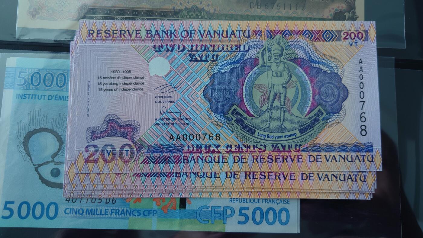 【麦稀奇世界钱币展】精选微拍第113期暨2024年第24期  六月币展新品卖剩存货选购专场 1995年瓦努阿图200 独立15周年纪念钞 极其罕见 全新绝品尾号768