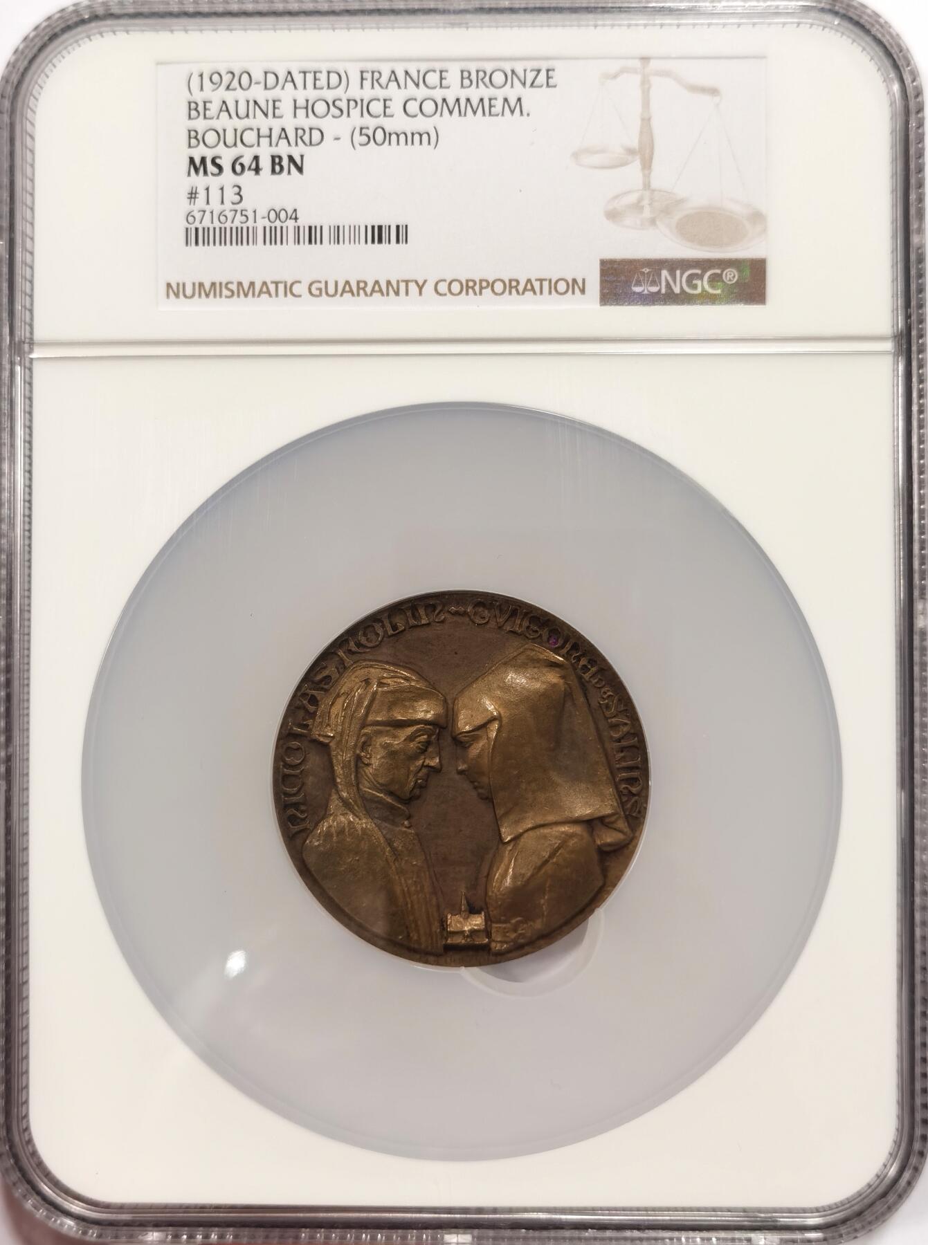 【麦稀奇世界钱币展】博洋堂“流萤染夏”六月精品专场暨第081期（全场包邮） NGC MS64 法国SAMF协会62号作品铜章，博讷济贫院创始人尼古拉·洛林夫妇。法兰西章牌之友协会（SAMF）1920年发行，Bouchard作品，50mm，79克。铜章发行量仅77枚，这枚边铭编号113。这是SAMF协会唯一一枚不是巴黎造币厂铸造的作品，非常特别和罕见。博讷济贫院现在是勃艮第旅游必打卡的一个景点，在这里举行的年度葡萄酒拍卖也享誉全球。它的创始人尼古拉·洛林是15 世纪勃艮第公