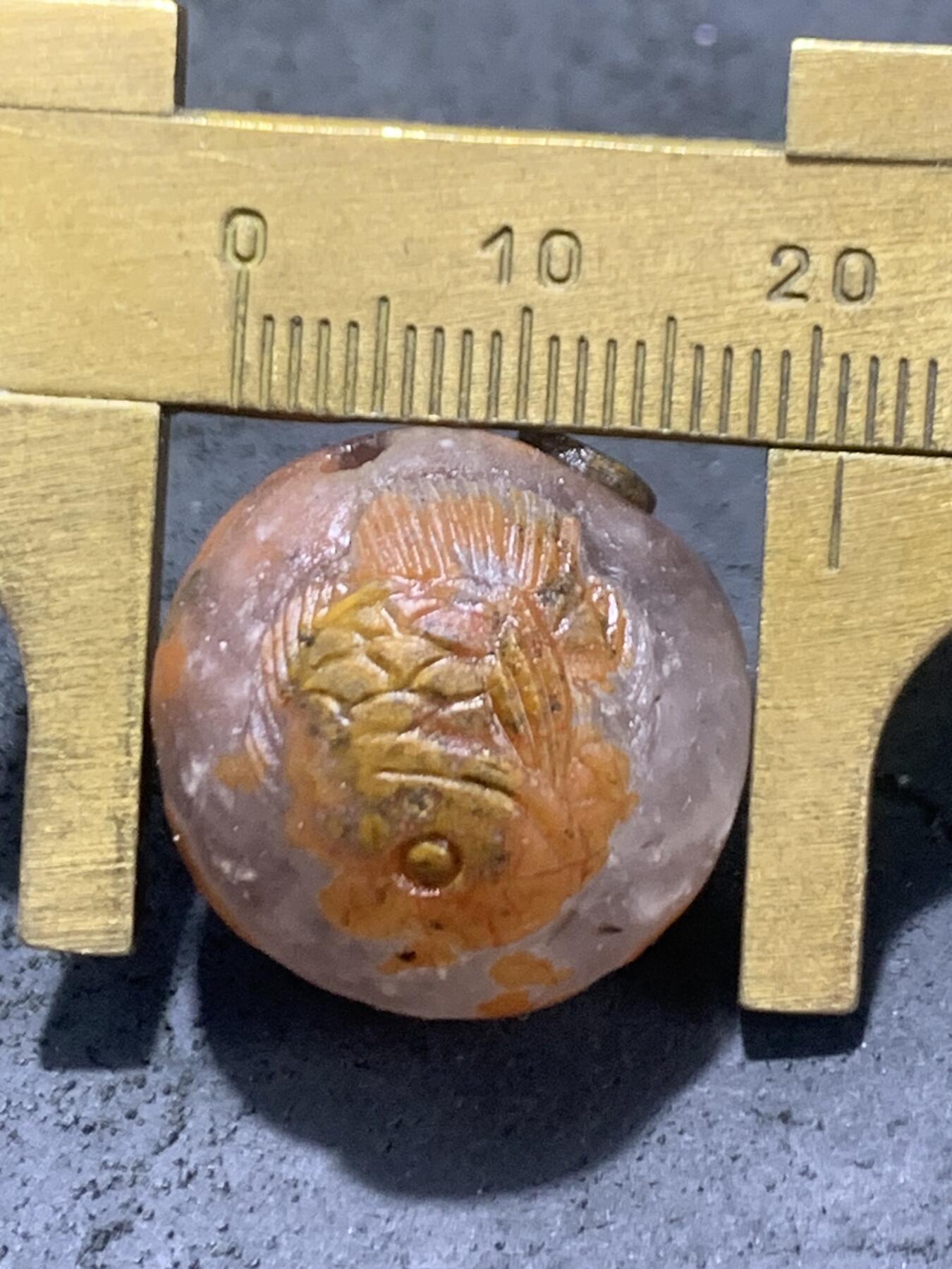 精美冰飘亚光战国红玛瑙手工俏色巧雕鱼钱币随形圆珠一个，