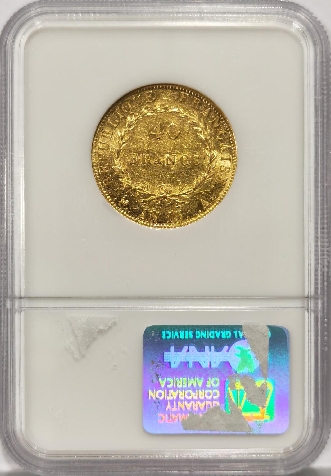 【麦稀奇世界钱币展】博洋堂“流萤染夏”六月精品专场暨第081期（全场包邮） NGC AU55 共和13年法国拿破仑免冠像40法郎大金币。NGC早期小白盒，明显低评的一枚，细节底板明显超过这个分数代表的状态，状态接近过手的数枚61分的状态。麦稀奇2023年初金价还没咋涨的时候这个品种同分成交价就已经到了11000元了，最近一年金价起飞，此枚实际价值估计已经远超此成交价。